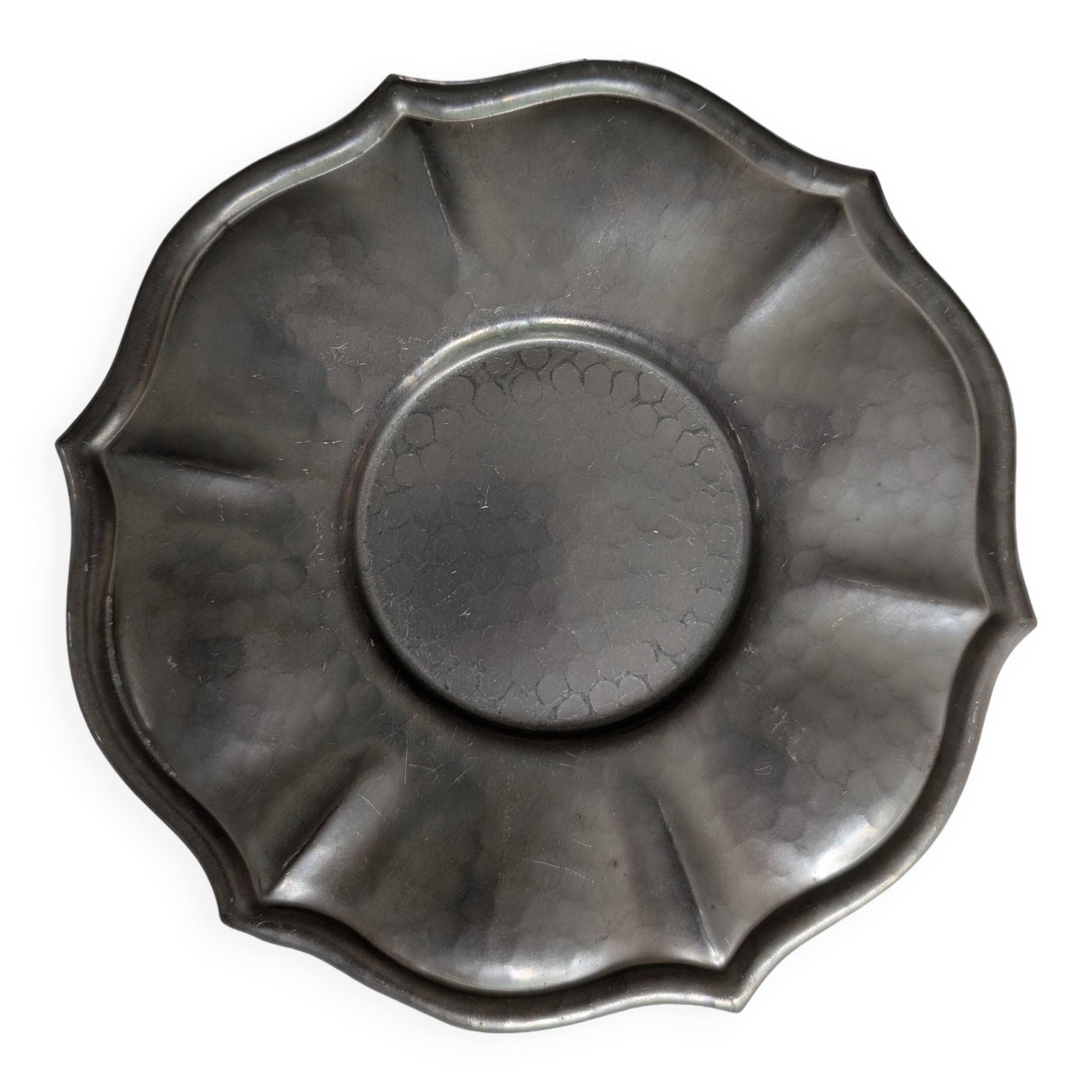 Assiette en étain façon corolle