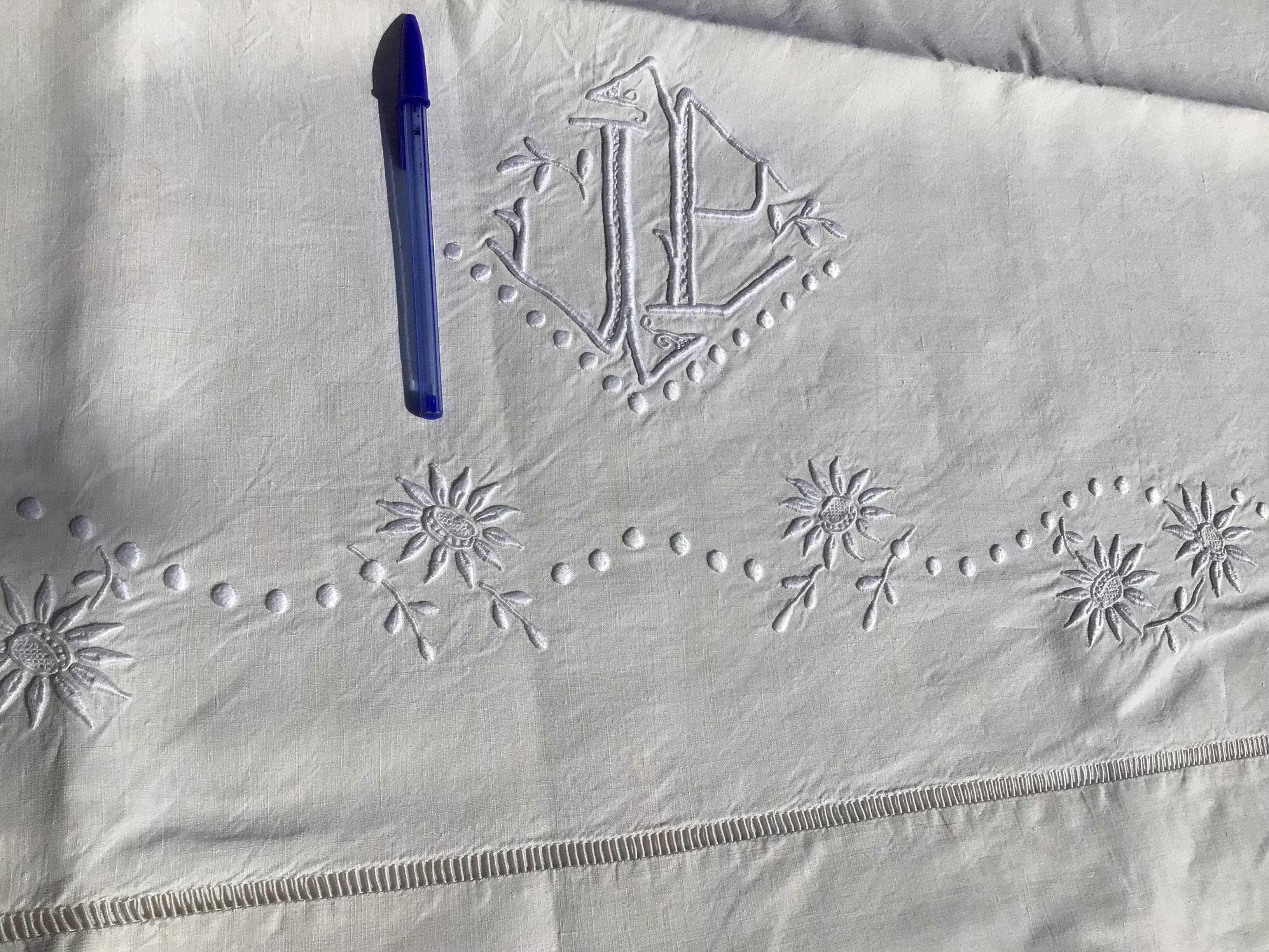 Drape 2 places JP sunflowers and pastilles.