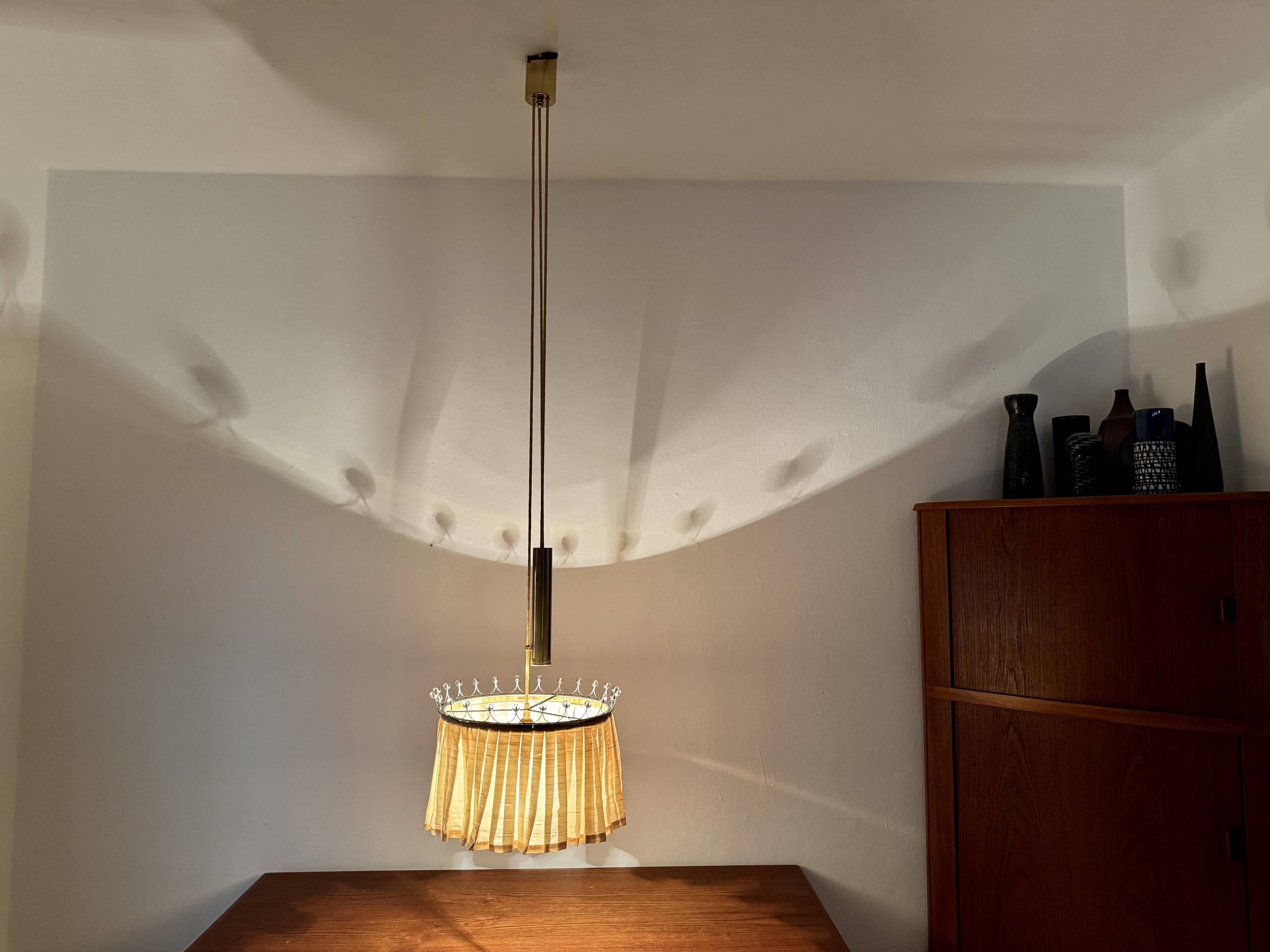 Suspension réglable avec contrepoids par Vereinigte Werkstätten München