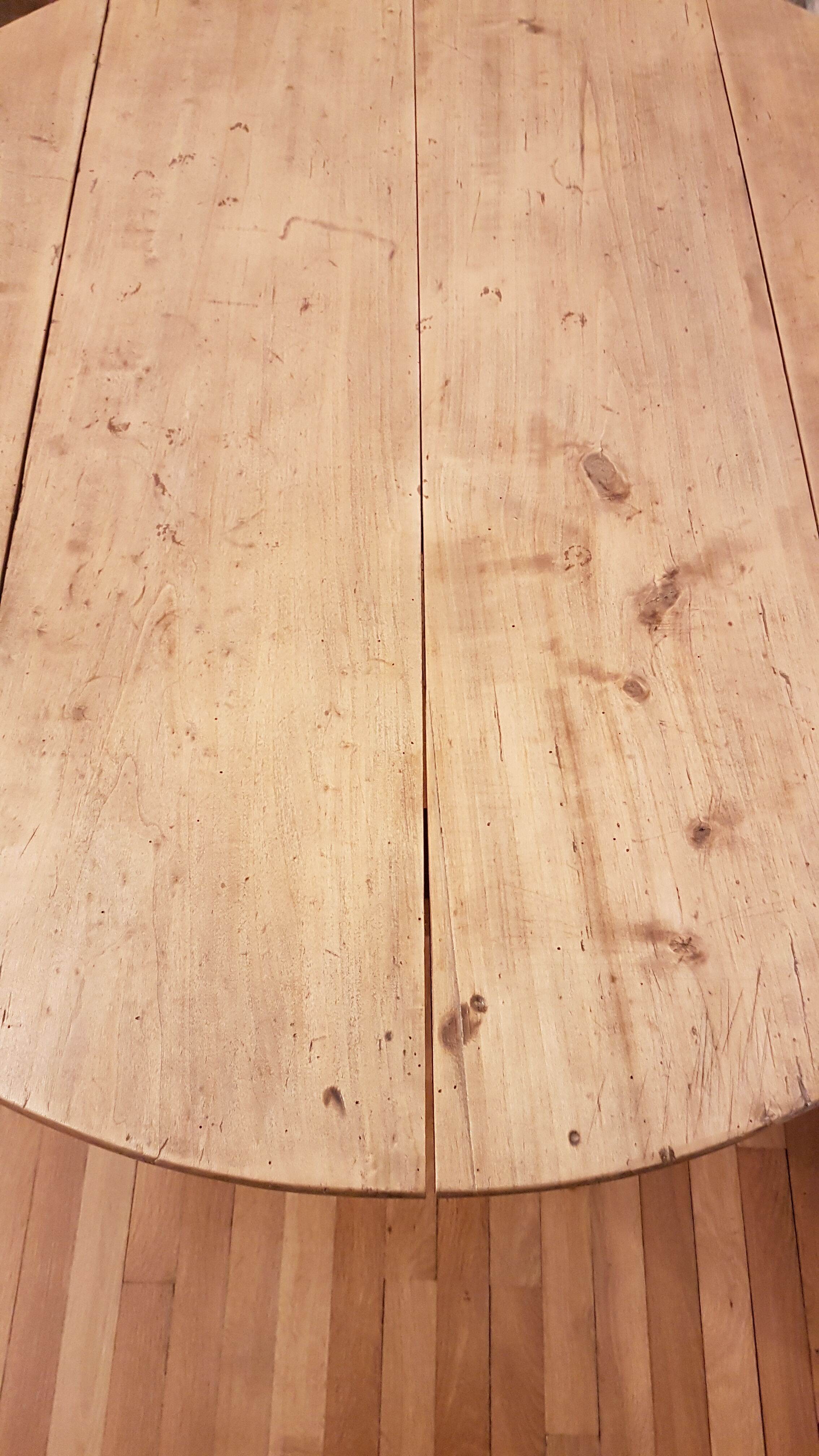 Round table with flaps