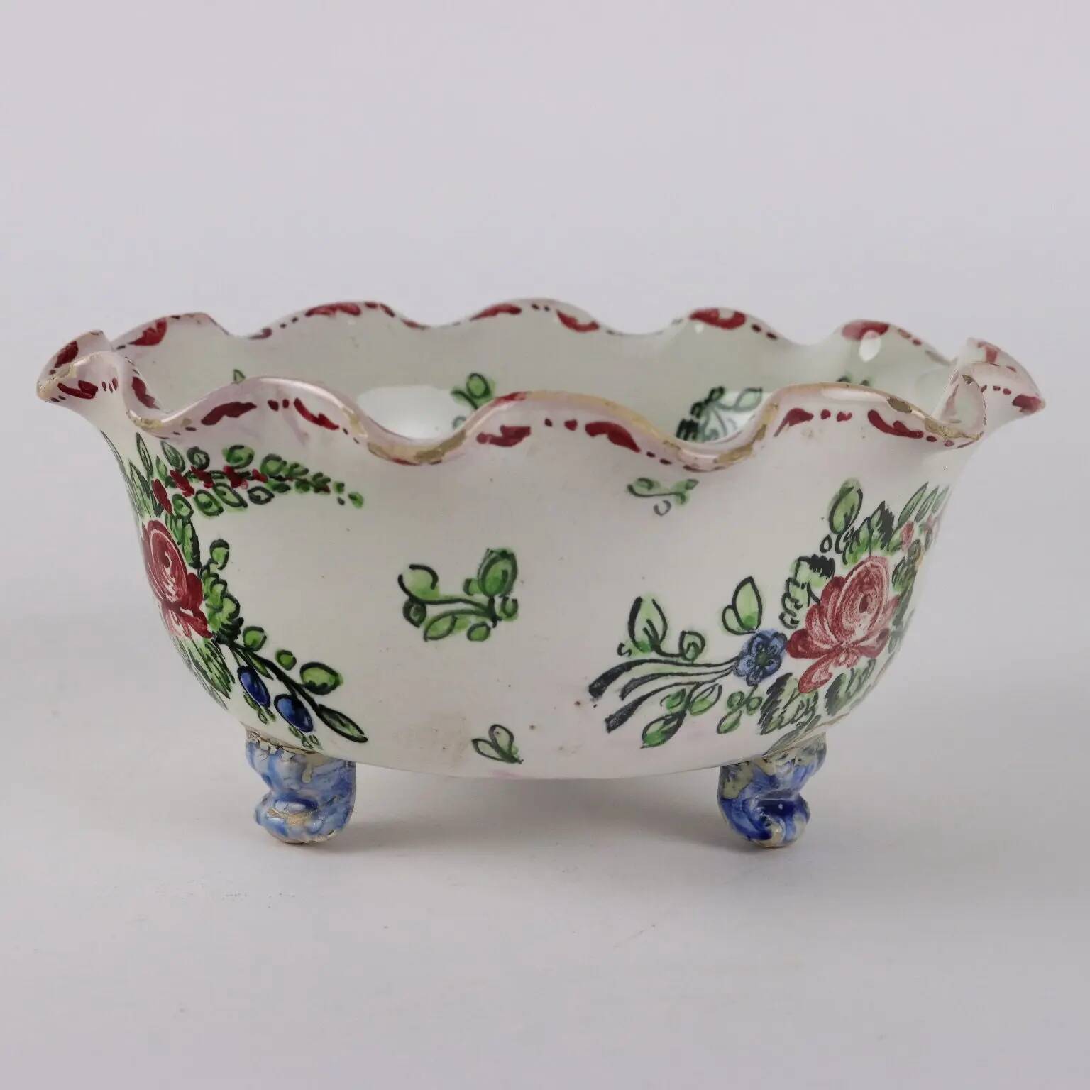 Antique coupe in majolica by Molaroni, Pesaro manufacture, Italy, late 19th century.