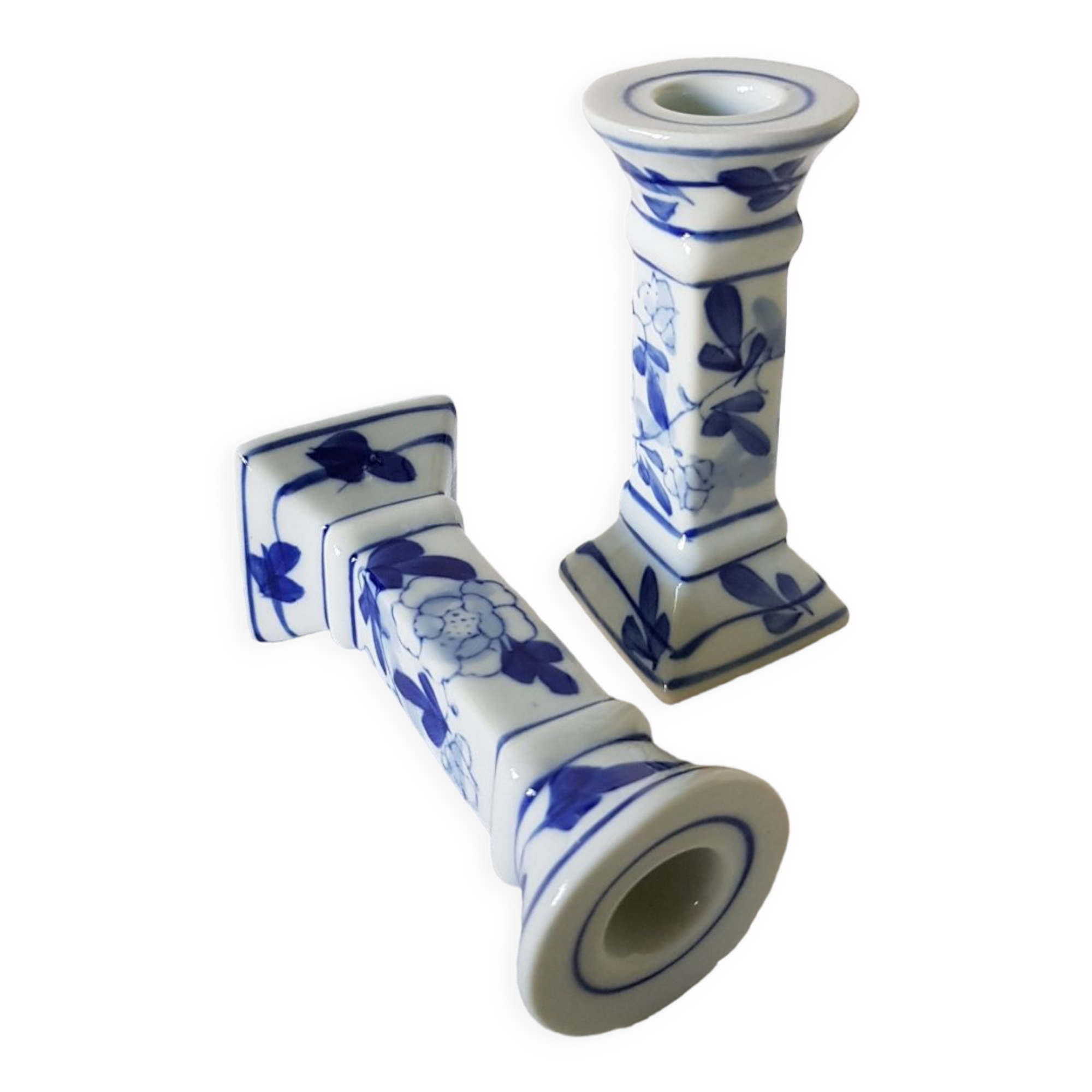 Set of 2 ceramic candle holders in white blue floral pattern
