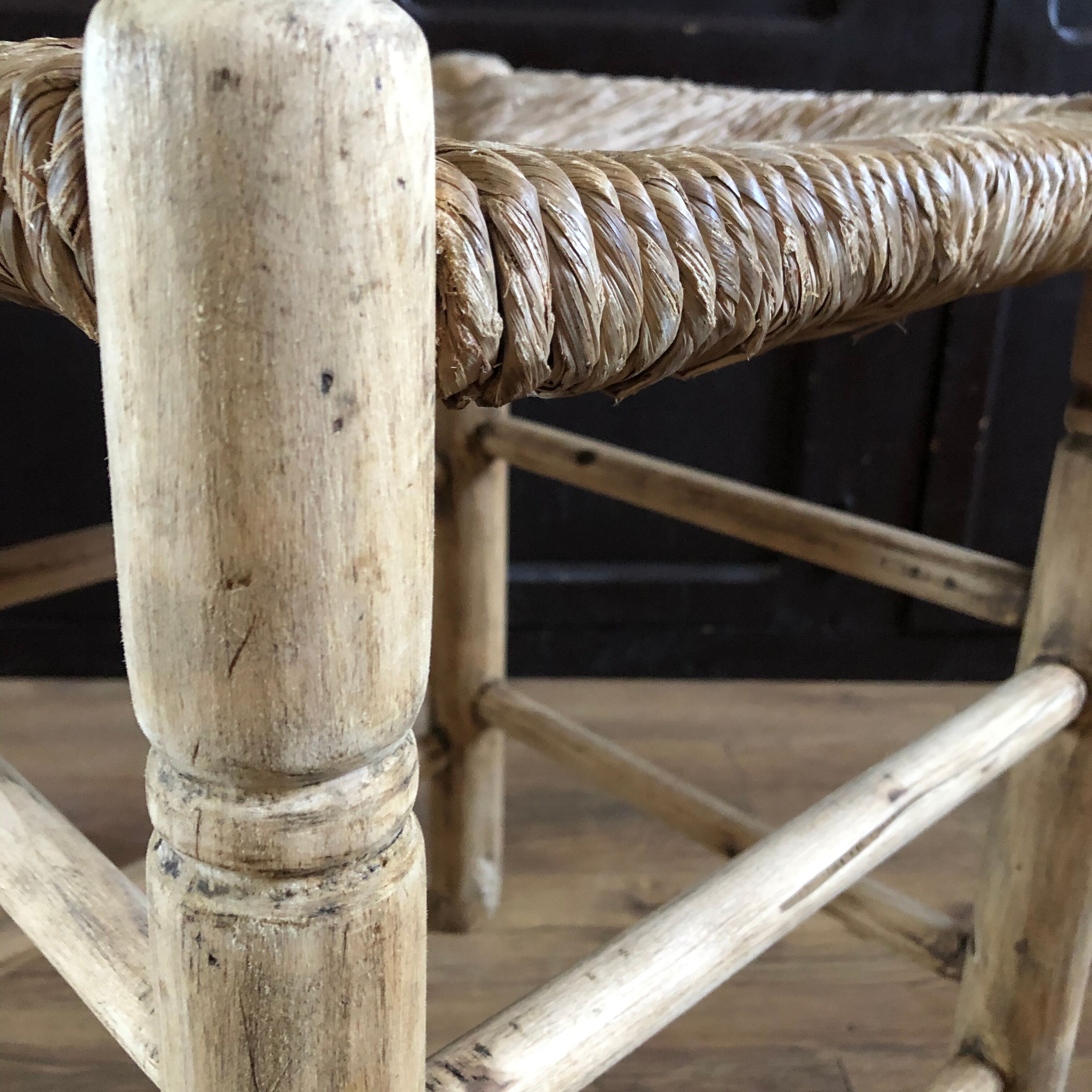 Tabouret bois et herbe de mer