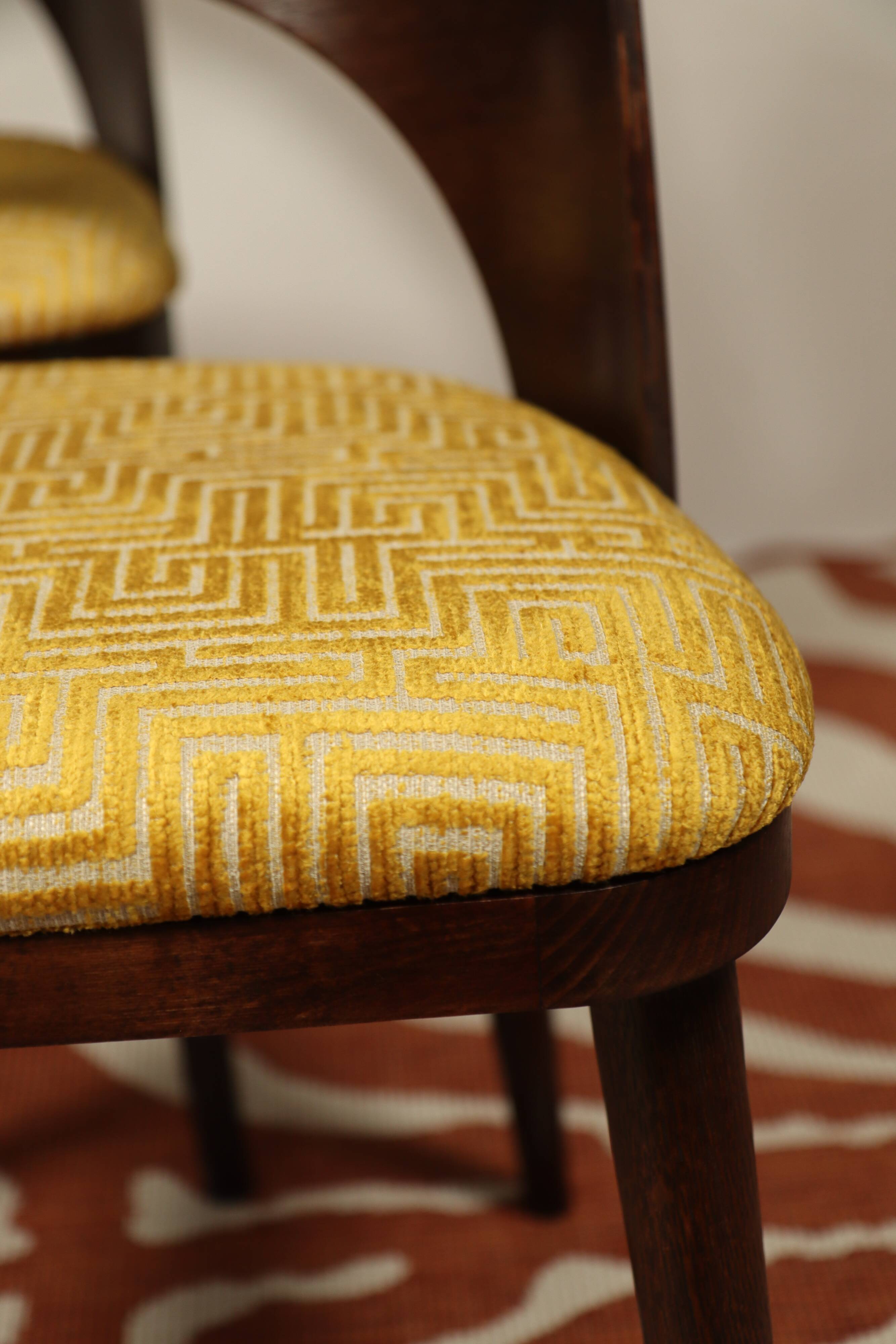Ensemble de 4 chaises de salle à manger de style art déco en bois de chêne marron chocolat avec revêtement géométrique