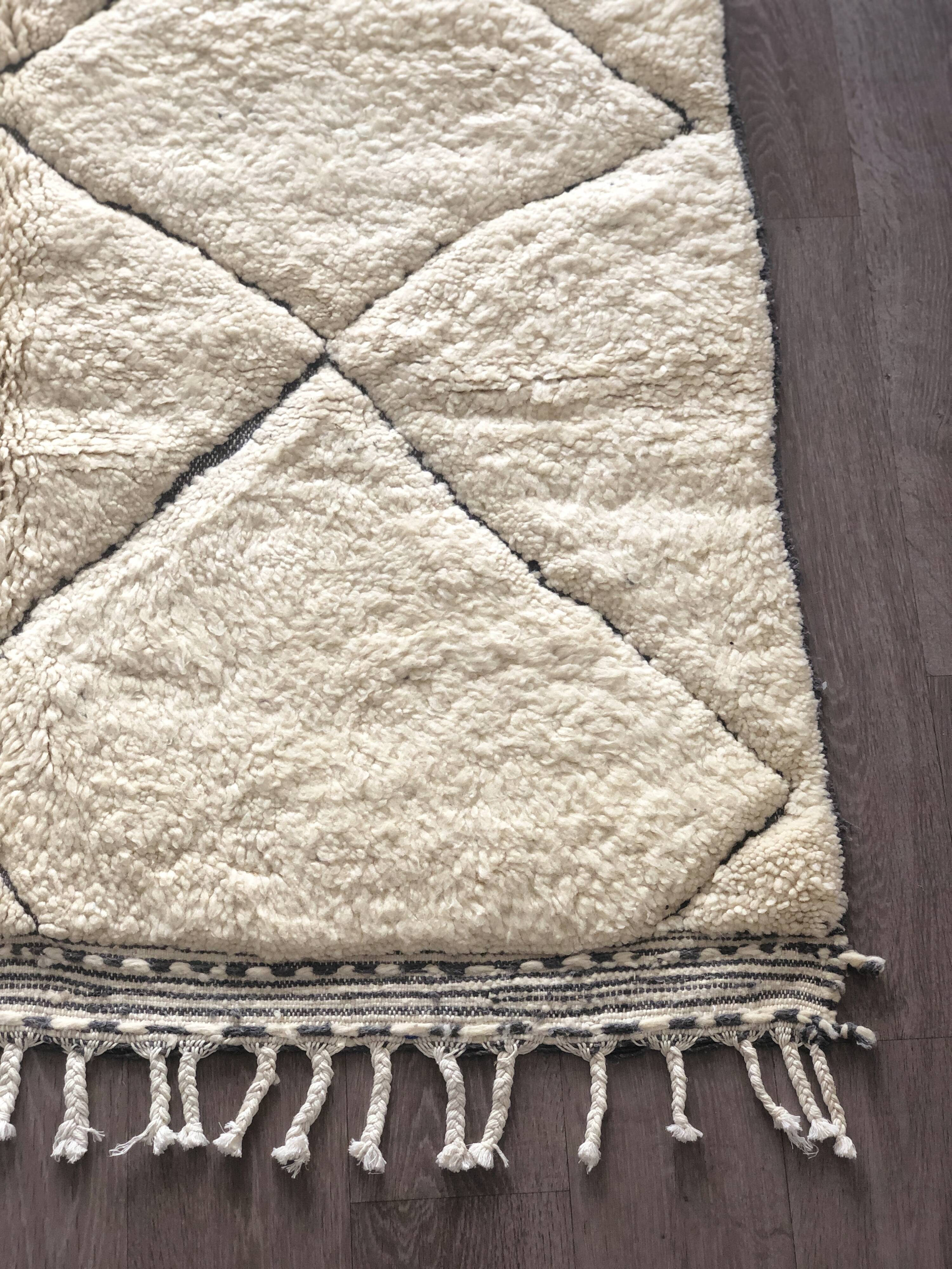 Beni Ouarain white and grey Berber carpet 140x205cm