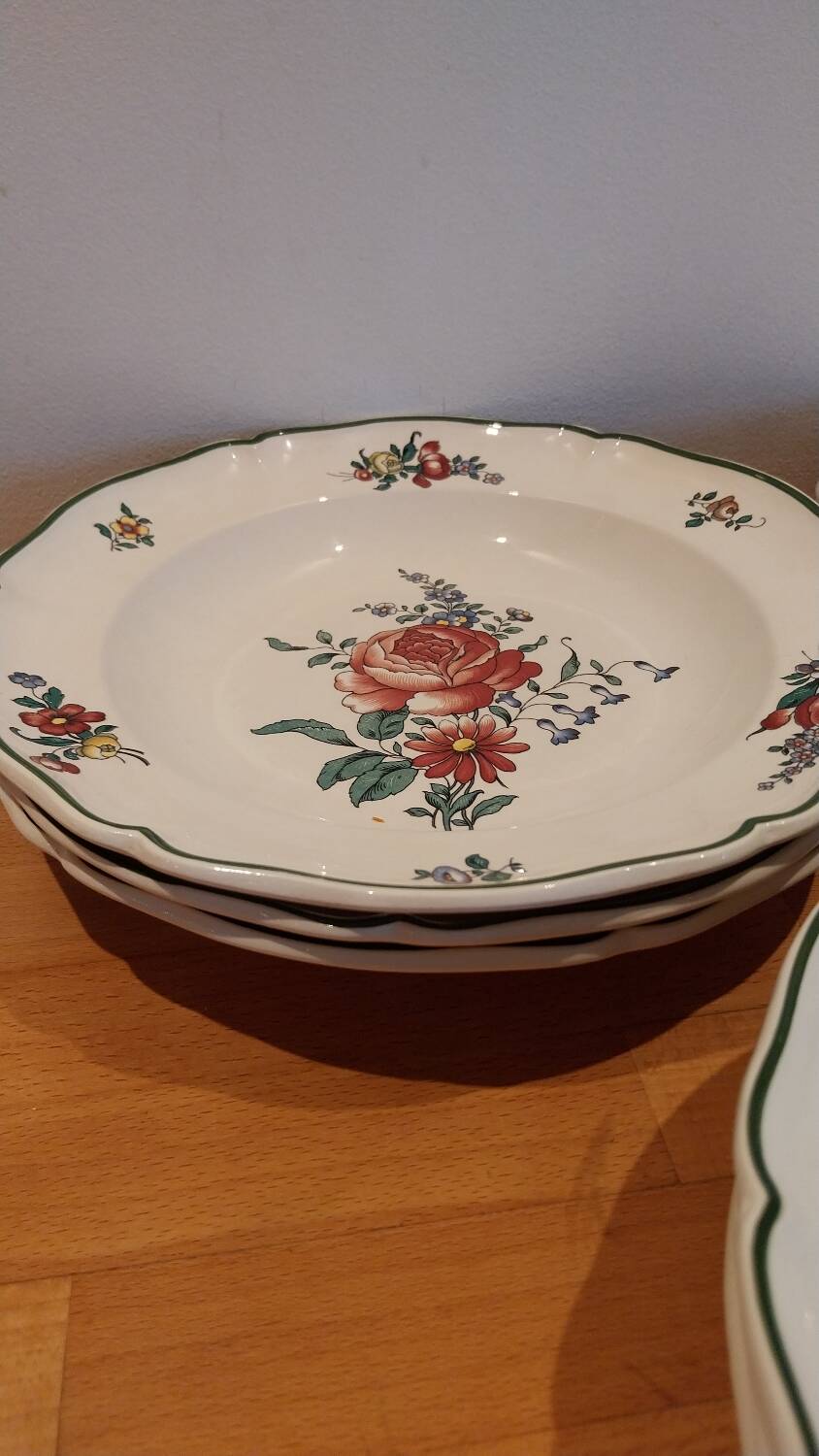 10 vintage Villeroy & Boch plates with flowers