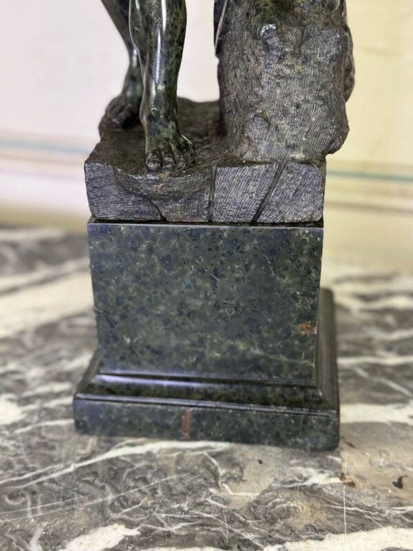 D’après l’Hercule Farnèse, sculpture en marbre serpentine, souvenir du Grand Tour