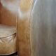 Fauteuil design en cuir de vachette couleur cognac clair