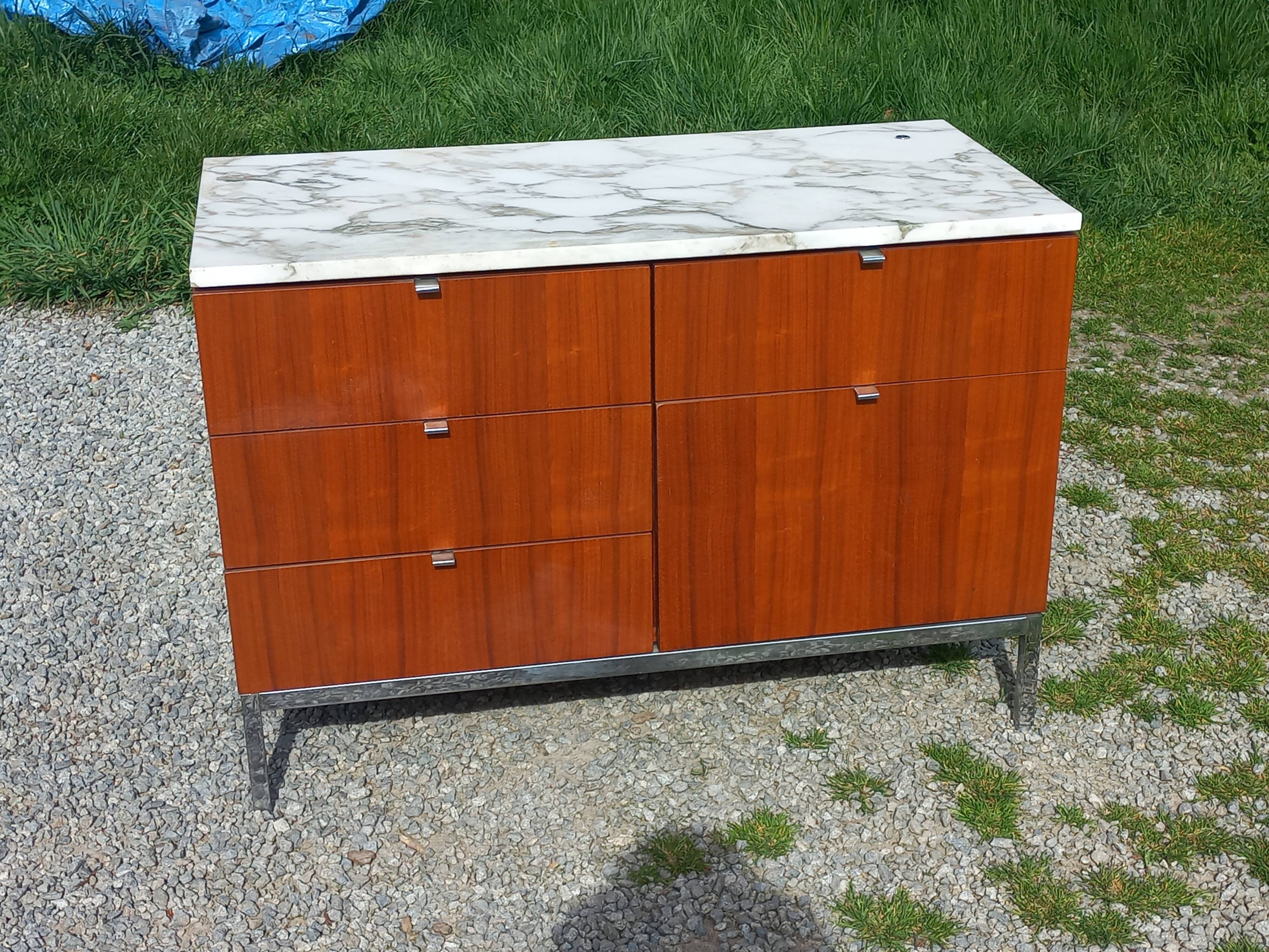 Florence Knoll buffet in wood and marble with chrome legs from the 1970s.