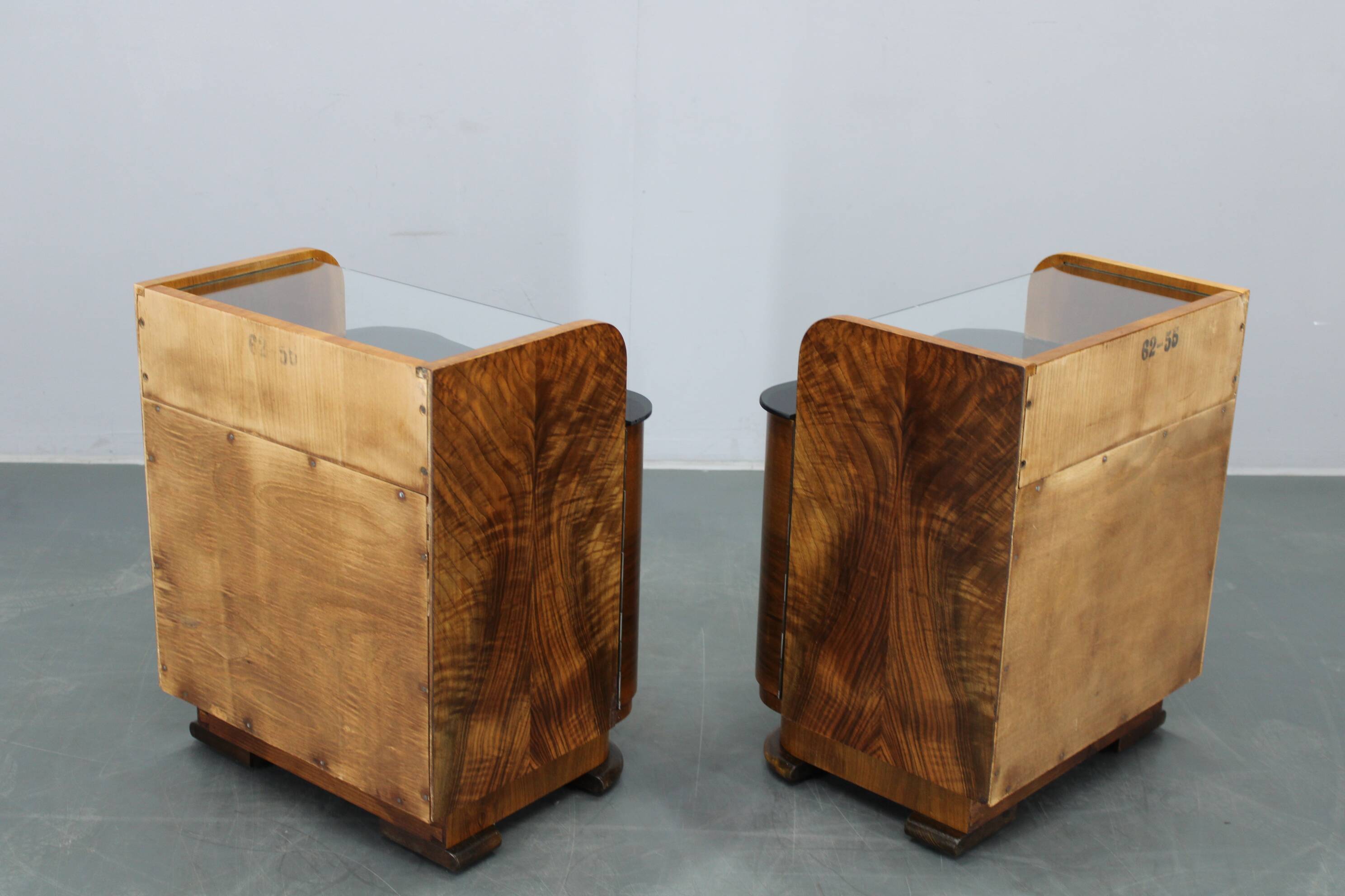 Paire de tables de chevet en noyer, Tchécoslovaquie années 1940