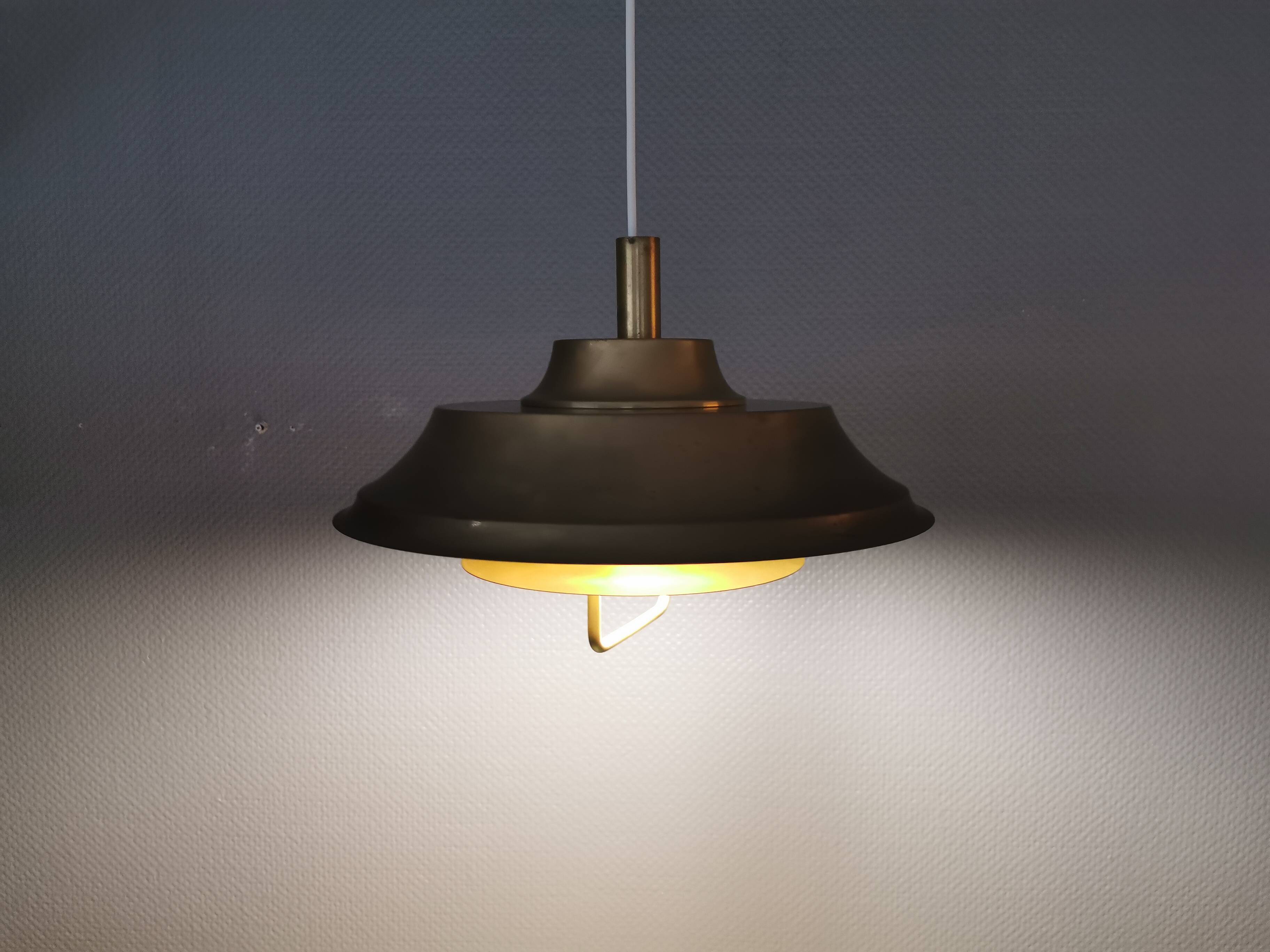 Lampe à suspension en laiton massif années 1970 Danemark
