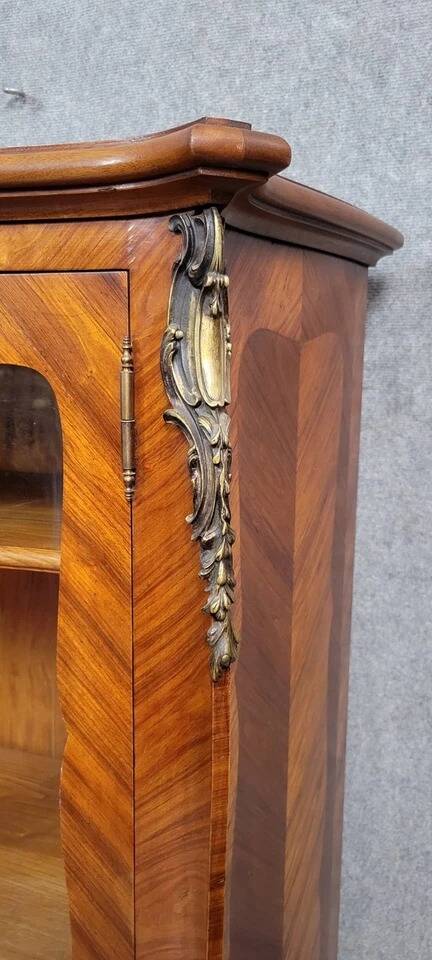 Bibliothéque galbée style Louis XV en bois de rose et marquéterie 1950