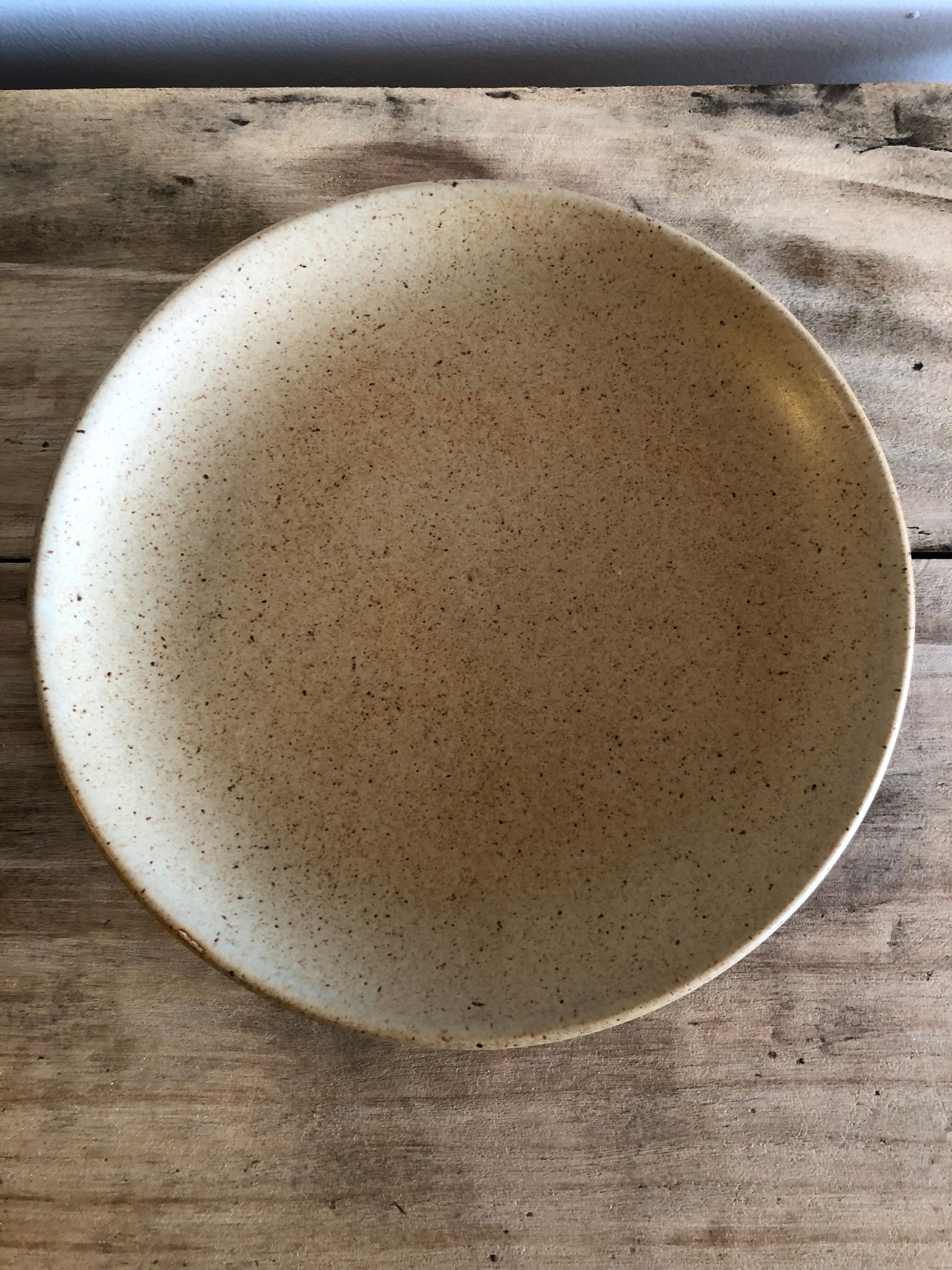 Suite de 12 assiettes plates en grès