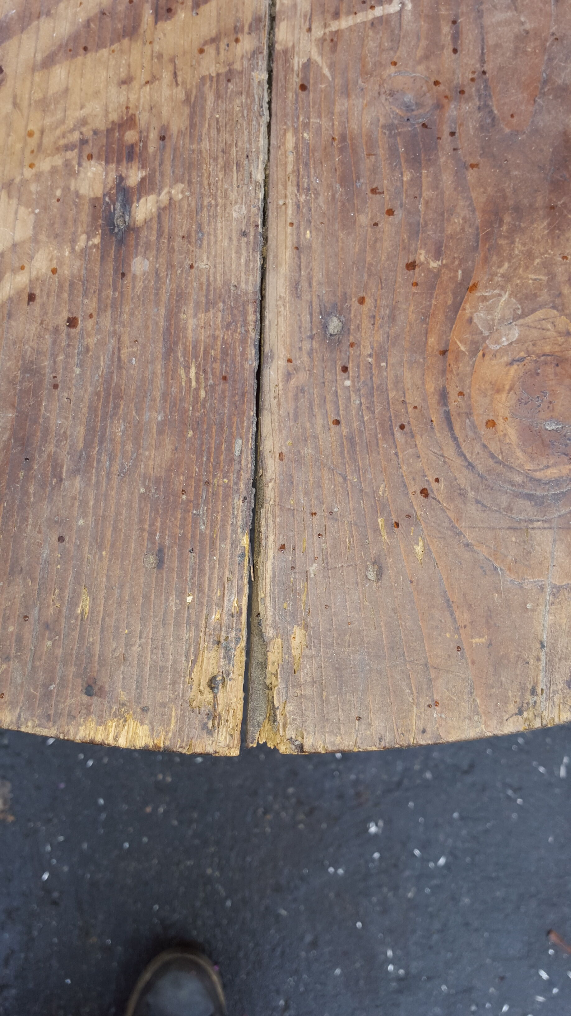 Round pine table spindle legs