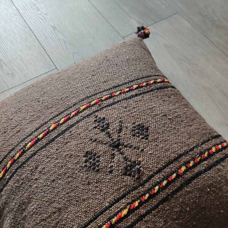 Coussin berbère marron à pompon en coton