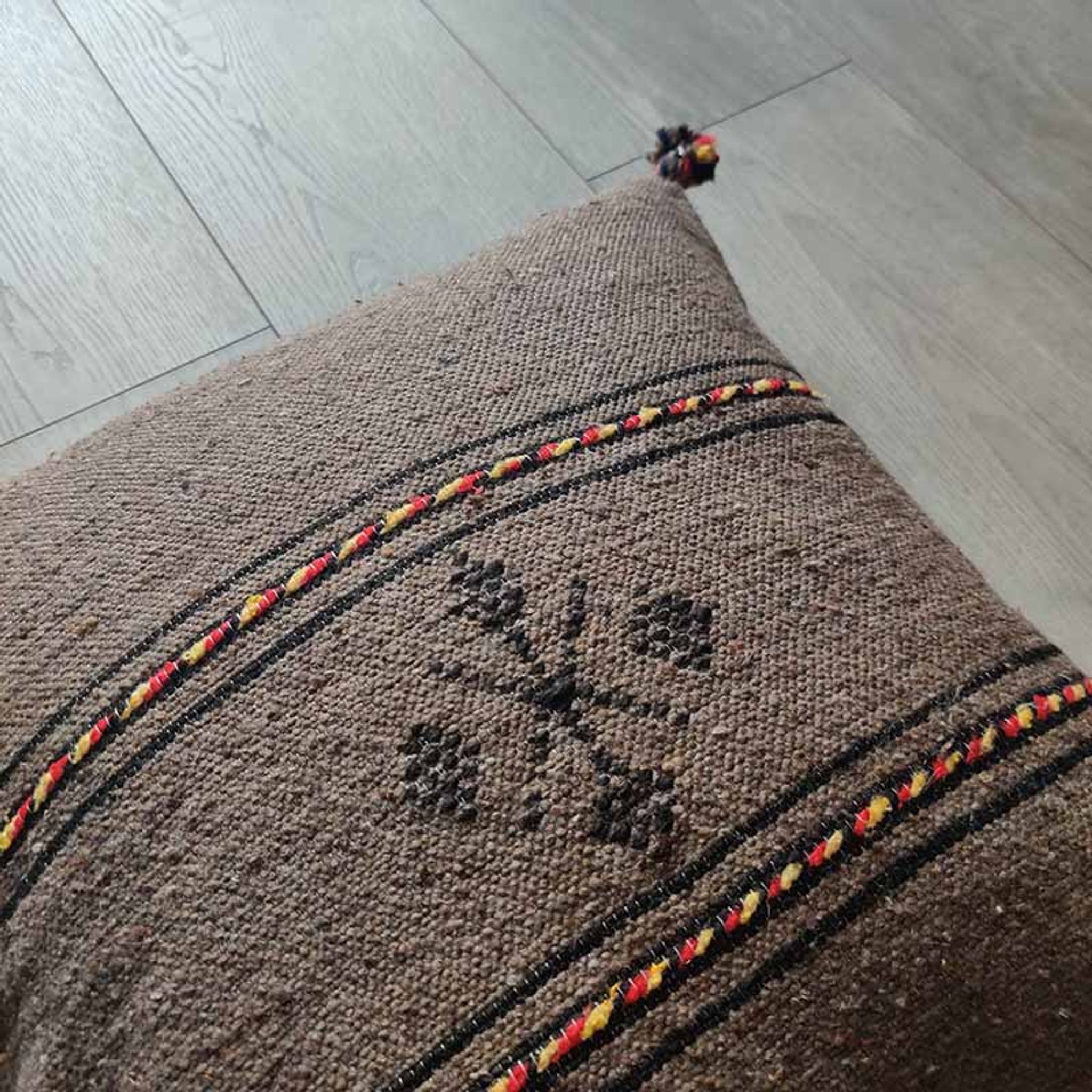 Coussin berbère marron à pompon en coton
