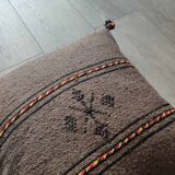 Coussin berbère marron à pompon en coton
