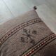 Coussin berbère marron à pompon en coton