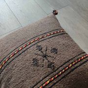 Coussin berbère marron à pompon en coton