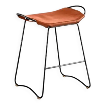 Contemporary kitchen bar stool in black steel and natural tobacco leather.