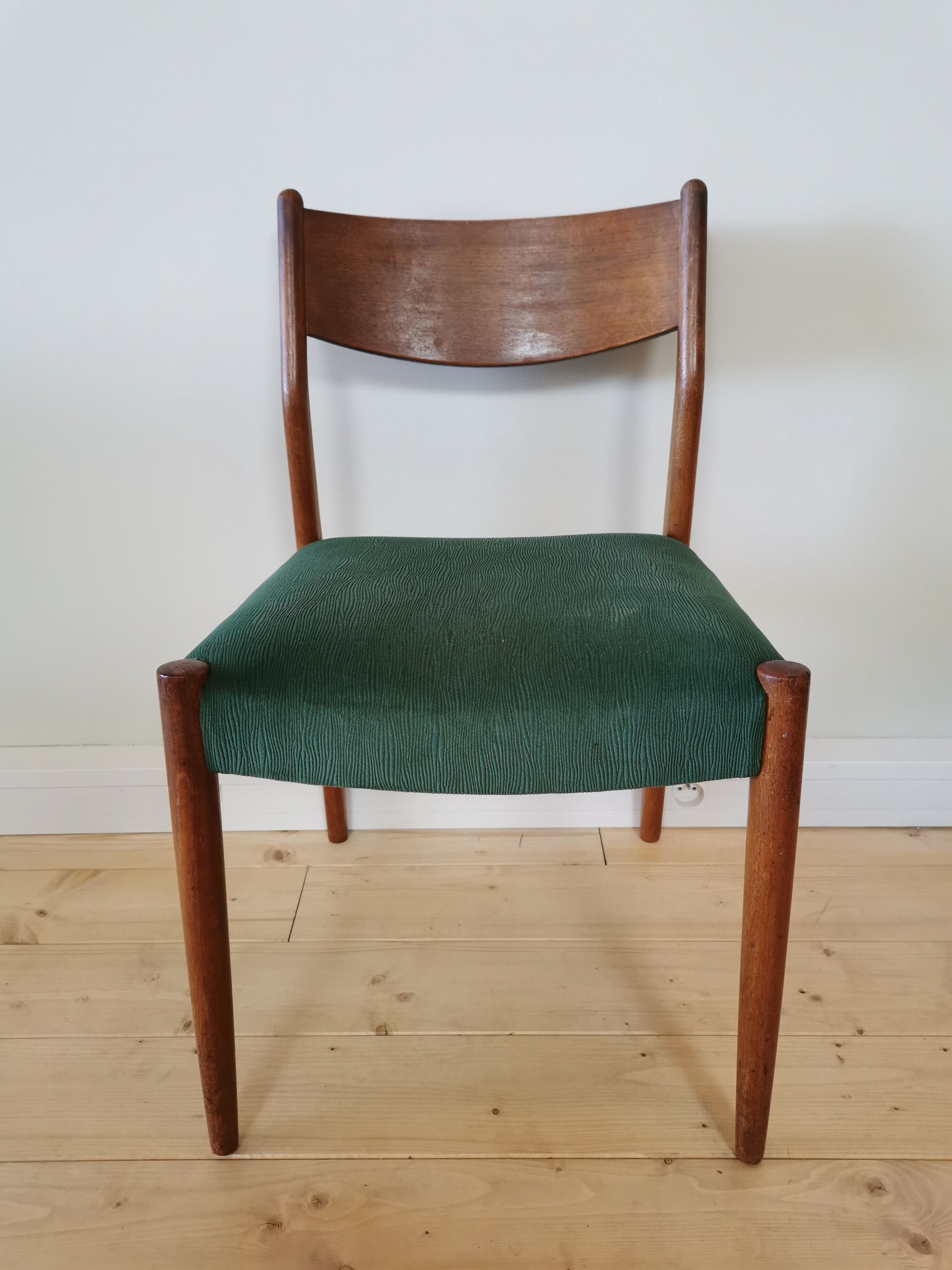 Lot of 6 chairs in 60s Scandinavian style teak