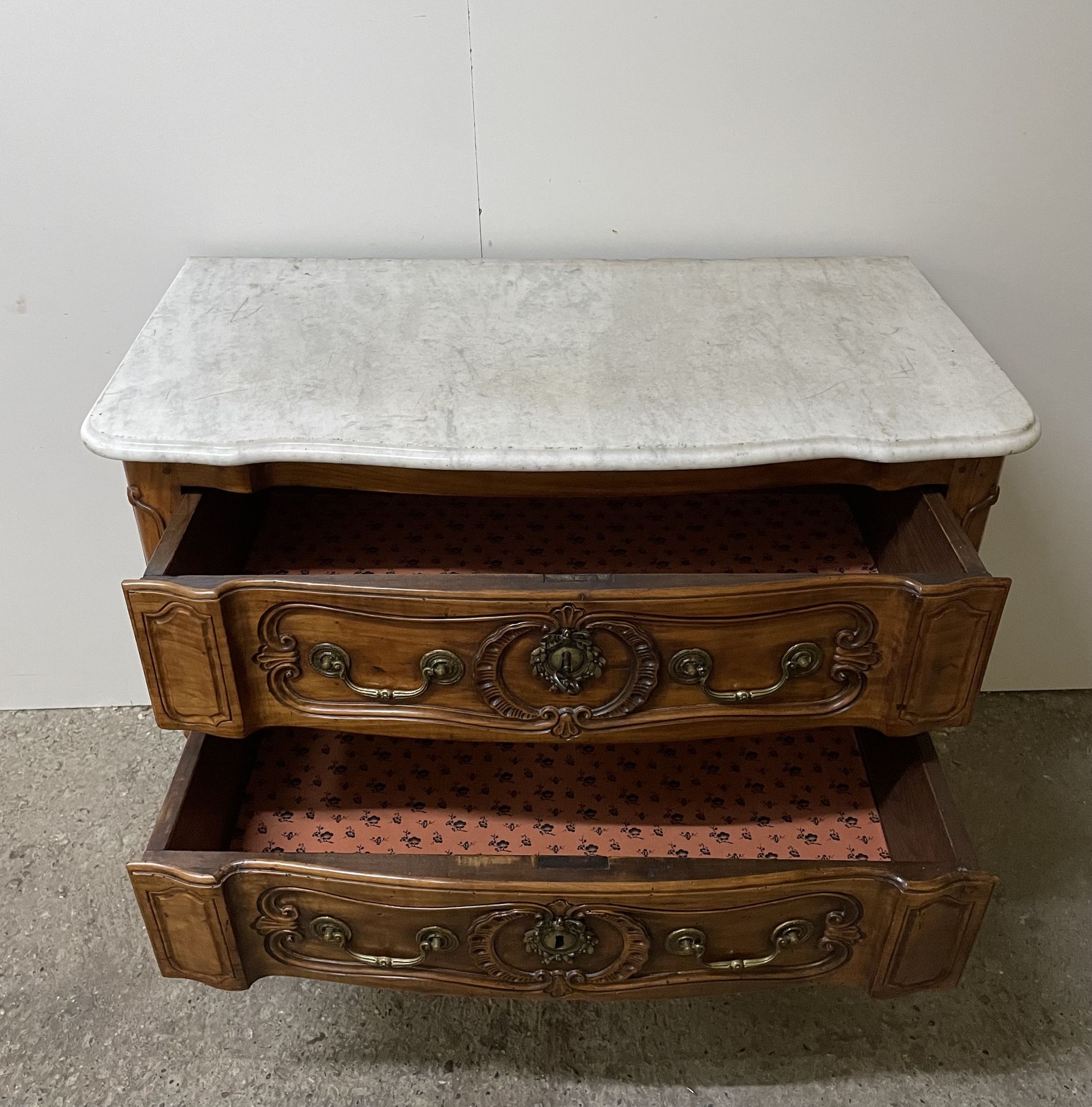Commode sauteuse en merisier de la fin du  XVIII ème