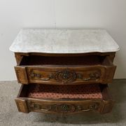 Commode sauteuse en merisier de la fin du  XVIII ème