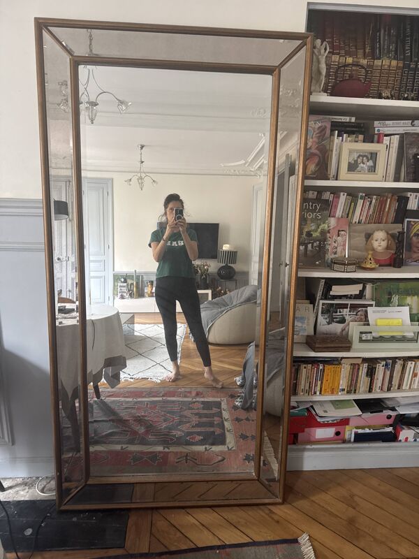 Miroir ancien sur pied, cadre en bois