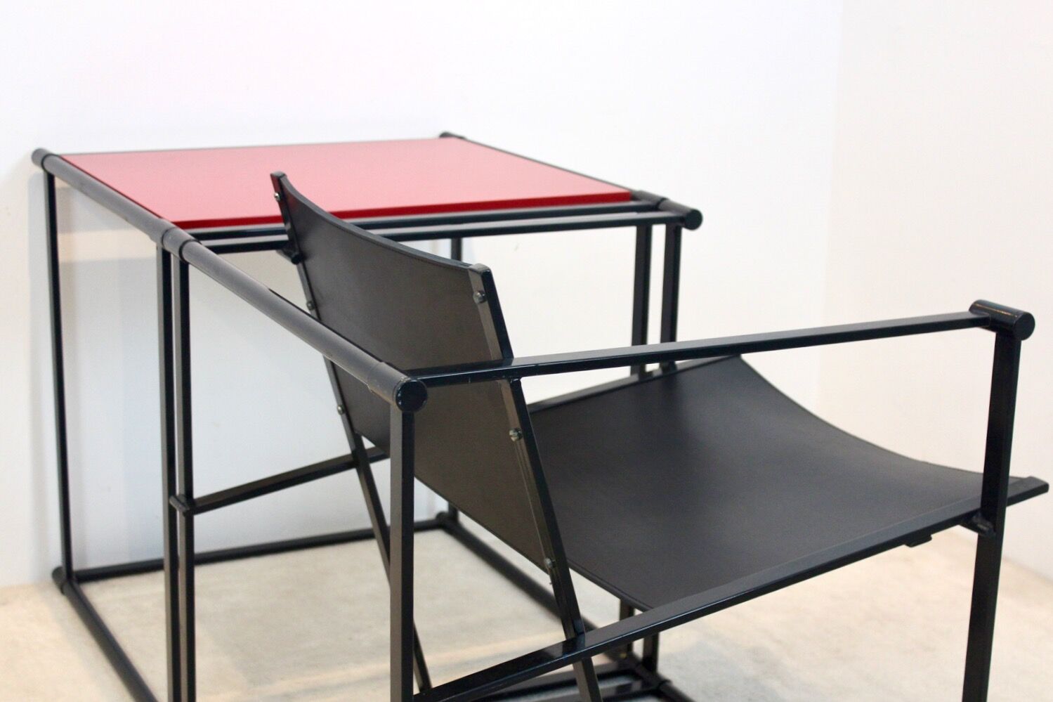 Fm62 chaise longue cubique en cuir et table assortie par radboud van
