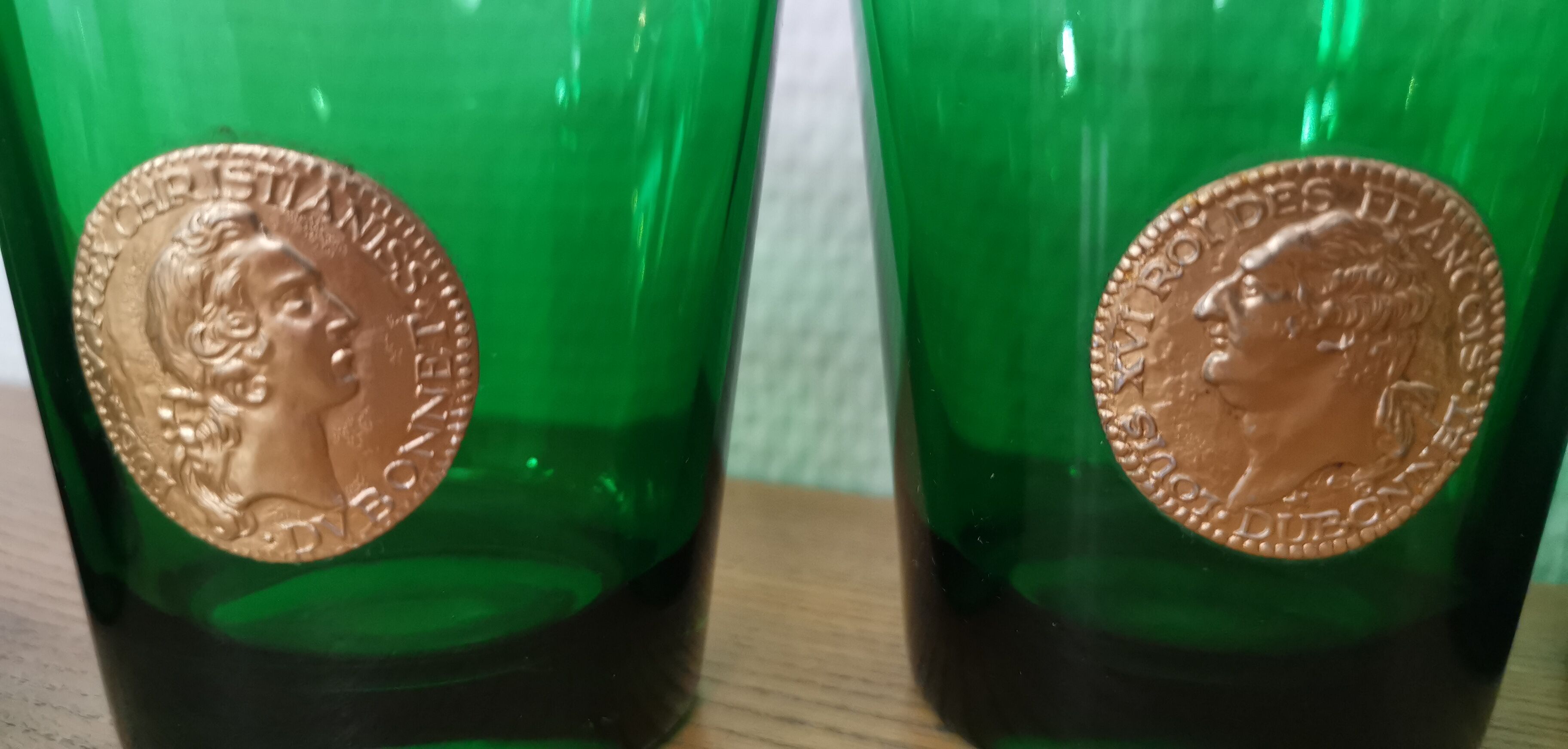 Set of 8 Dubonnet water glasses, vintage Louis d'or piece and bottle