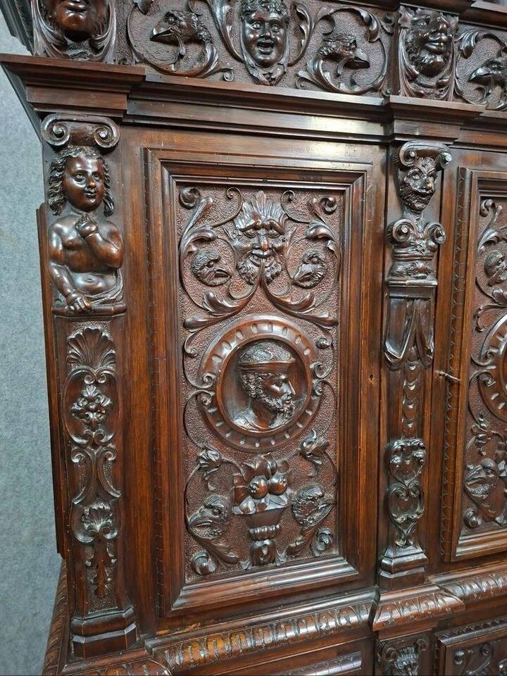 Cabinet d’apparat en bois richement sculpté dans le goût Renaissance