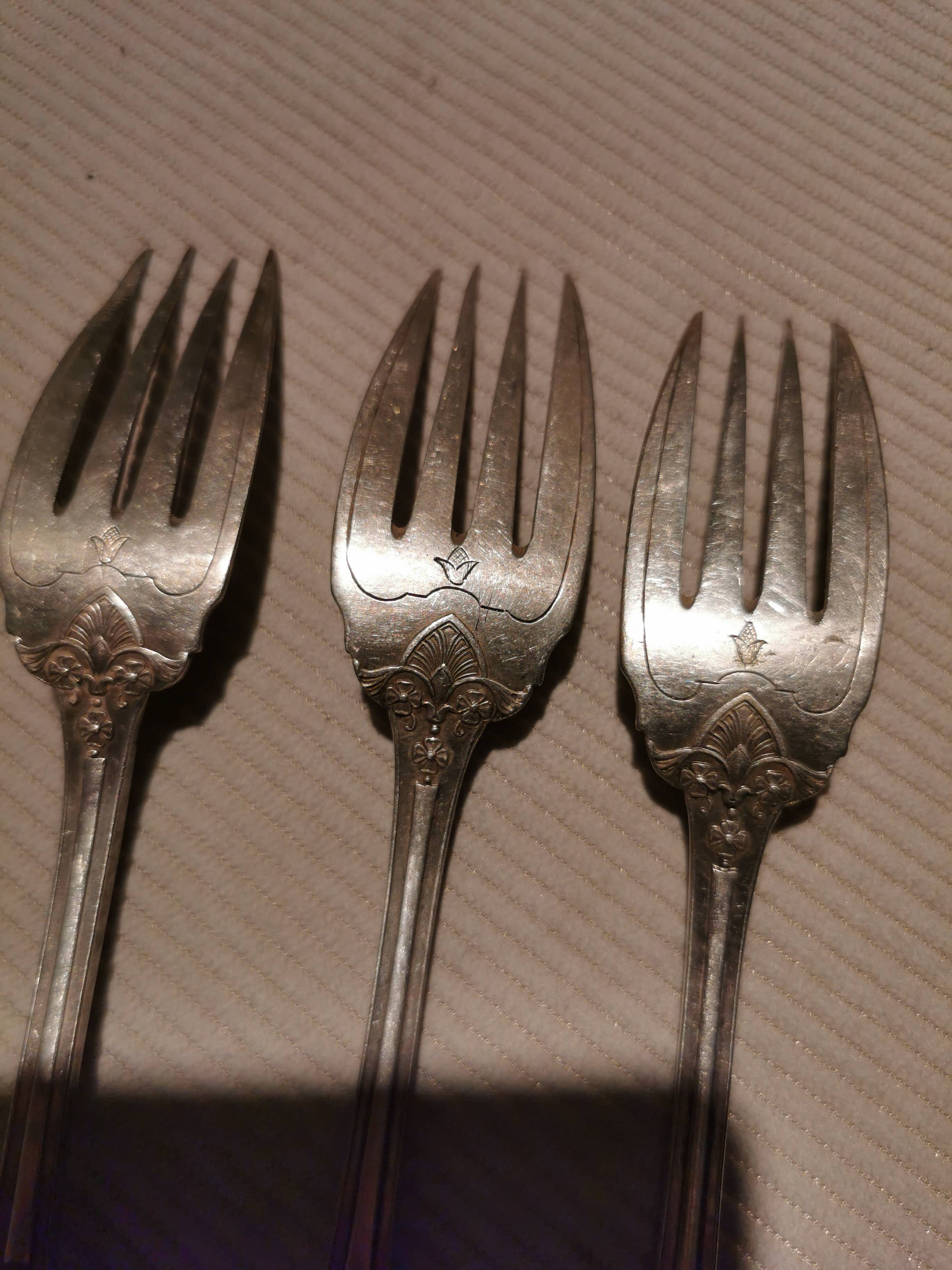 3 silver metal forks
