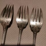 3 silver metal forks