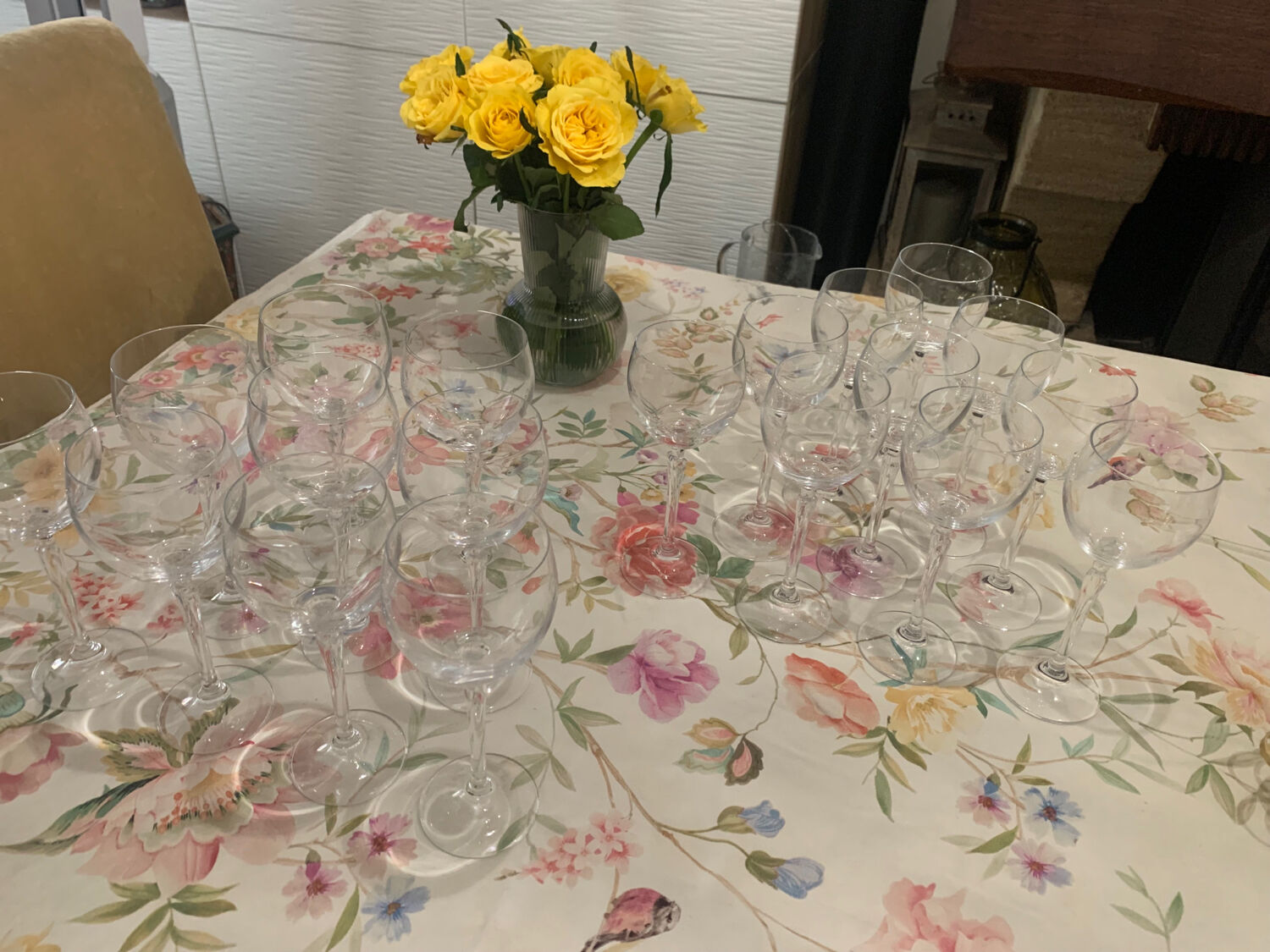 Crystal wine glasses (bud-shaped foot)