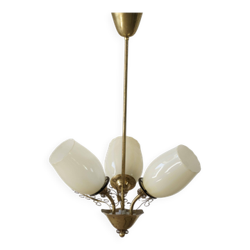 Paavo Tynell for Idman OY, 3-arm chandelier in brass and glass, mid-century, 1940s.