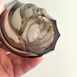 Petit vase en verre torsadé marron fonçé translucide