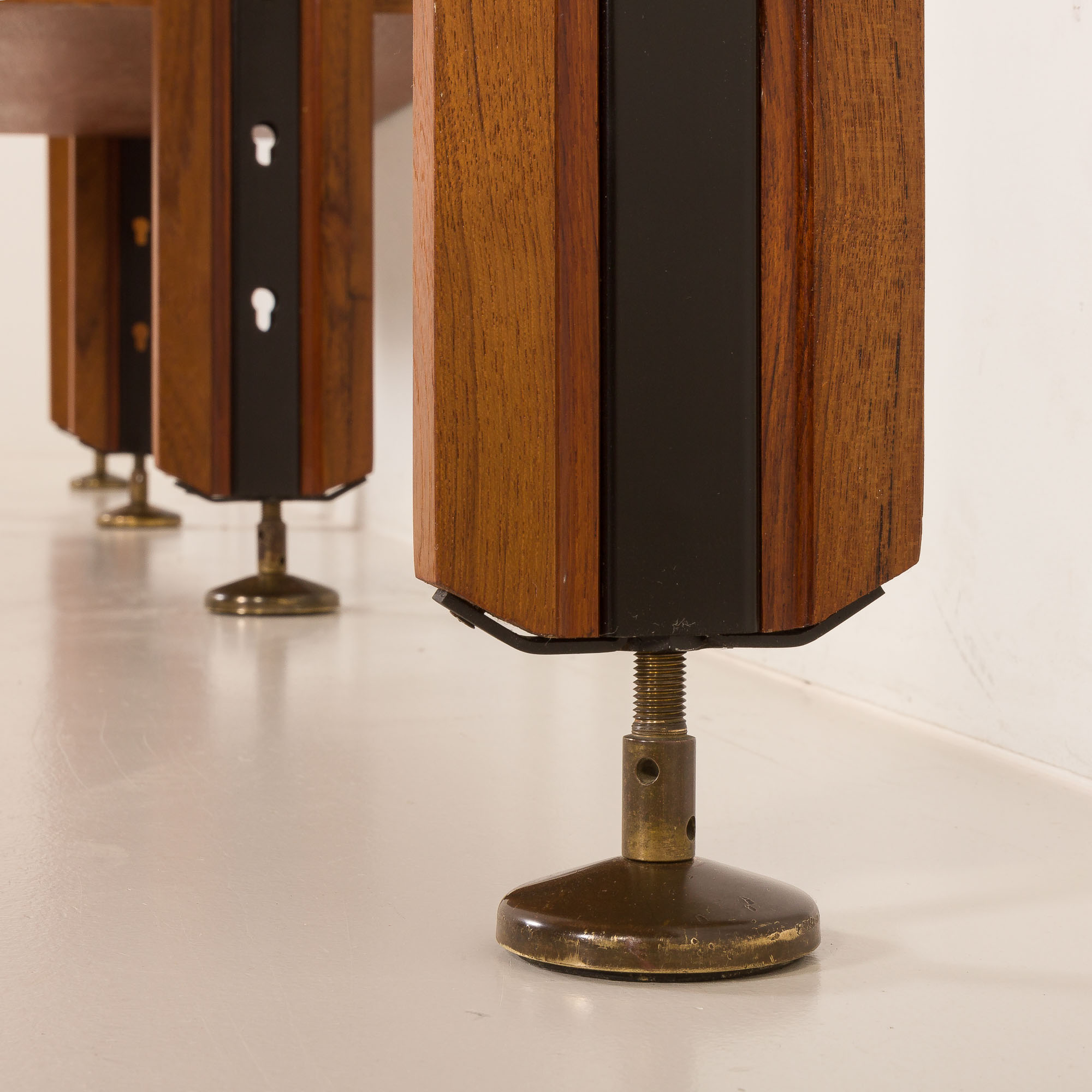 Bibliothèque en teck de style italien des années 1960, allant du sol au plafond, ou un paravent.
