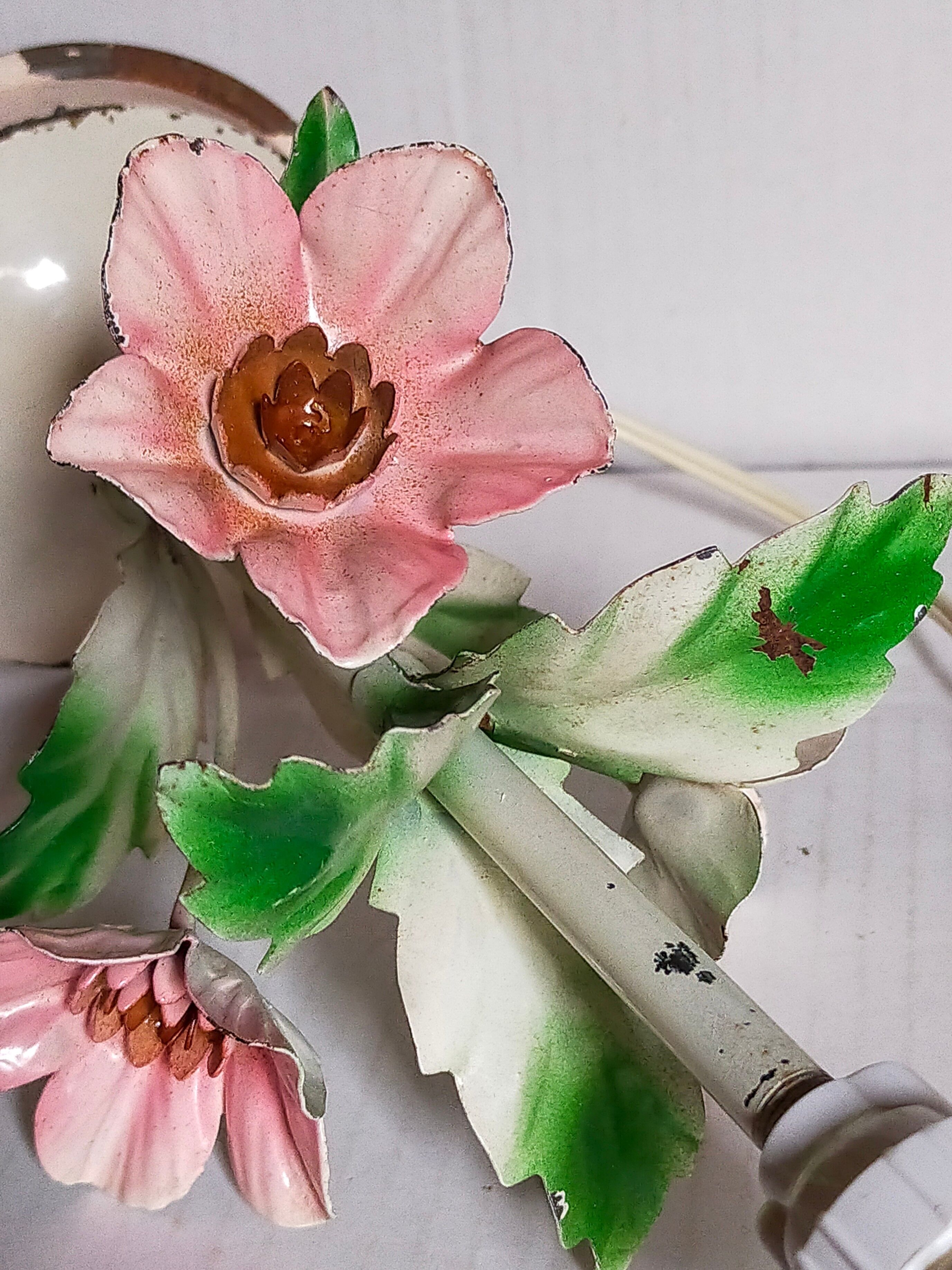 Bouquet lamp to table in vintage painted sheet vinyl lampshade