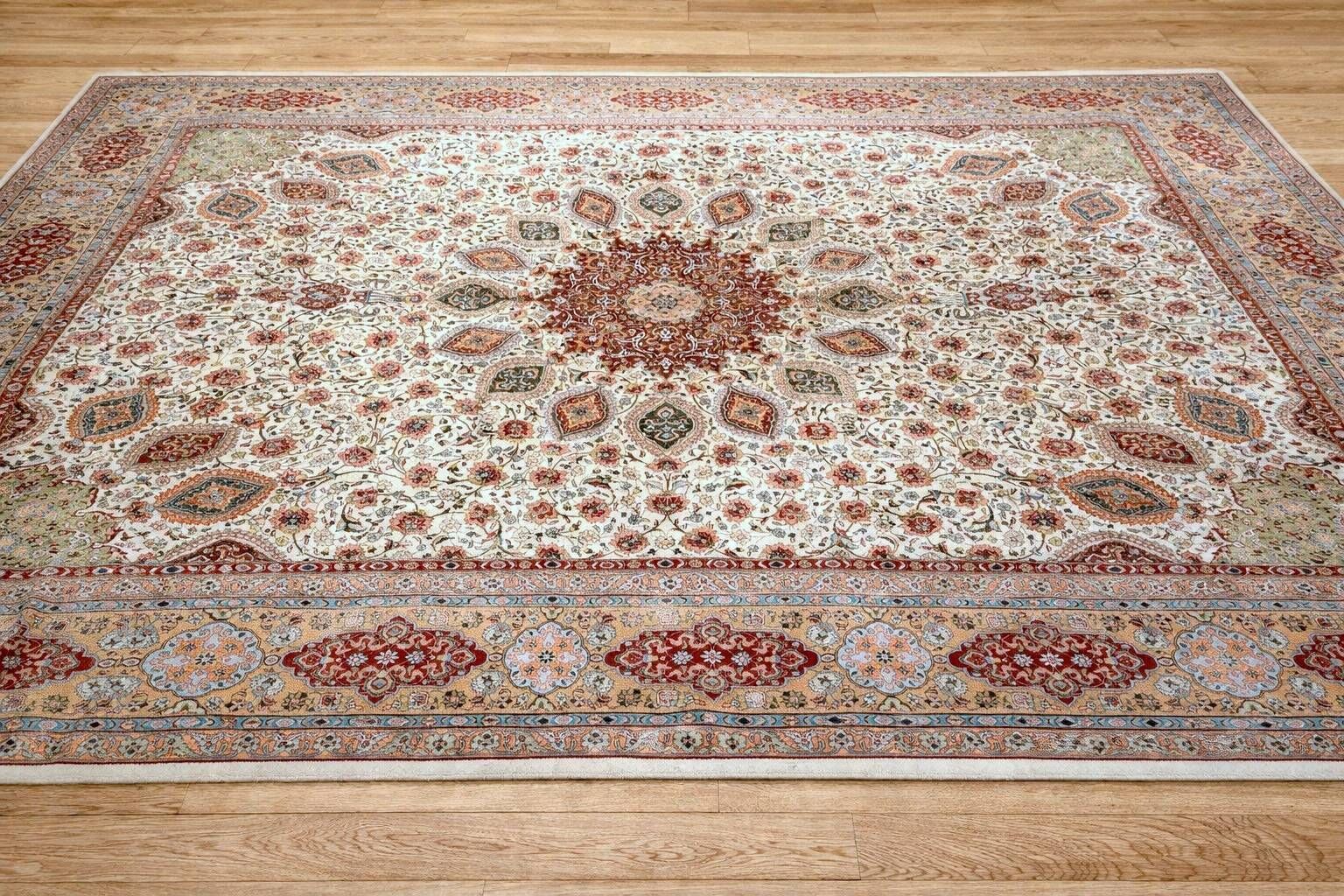 Magnificent Persian carpet from Tabriz, Iran, made of wool and silk: 435 x 350 cm.
