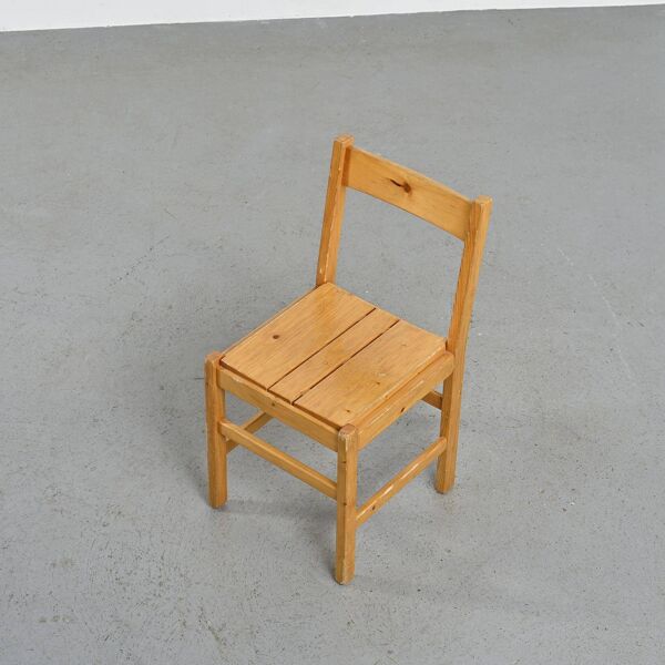 Suite de six chaises en pin massif par Maison Regain 