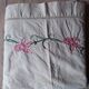 Drap ancien en lin brodé decor fleurs rose 210x300 cm