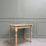 Table aux pieds tournés
