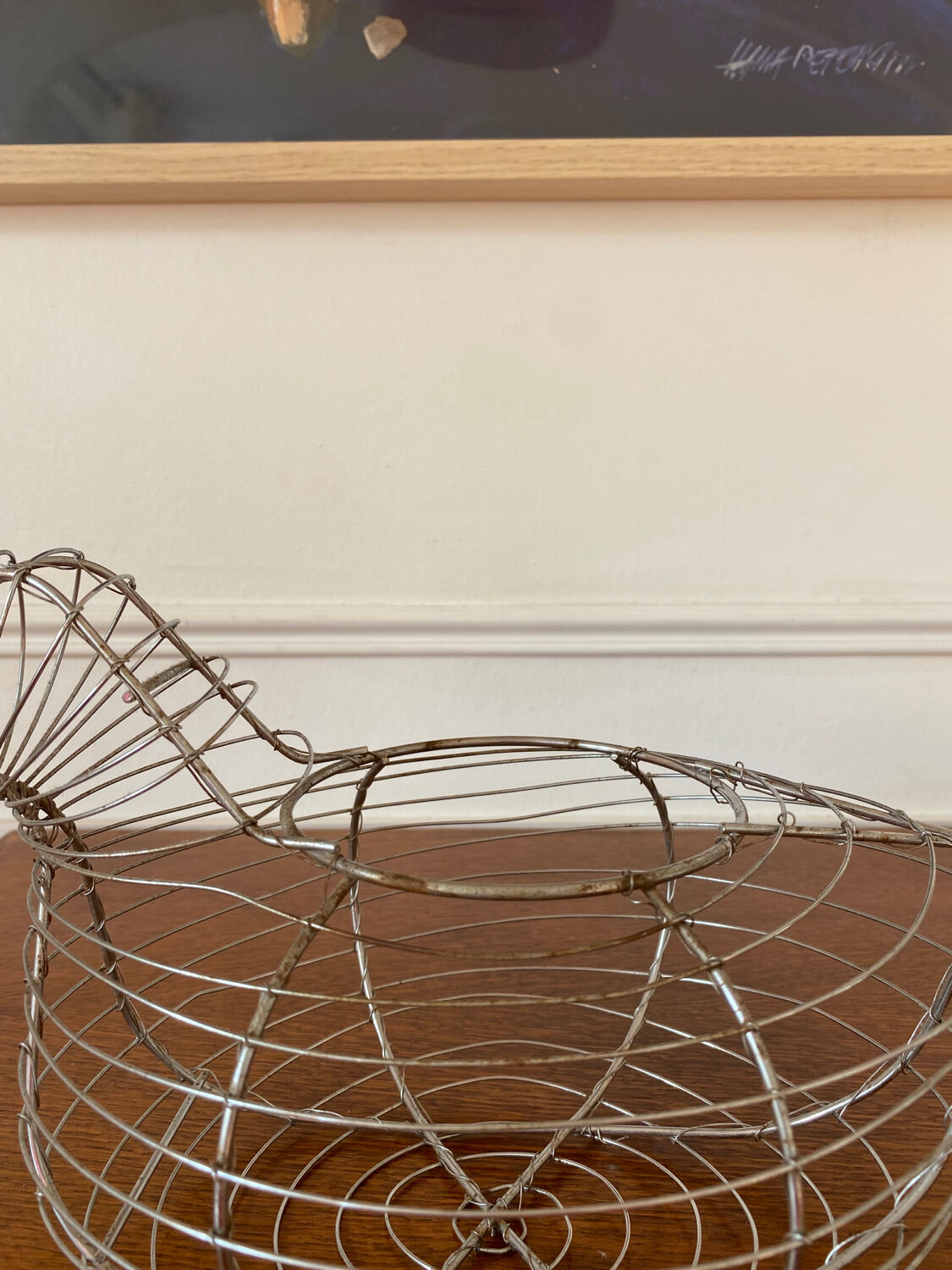 Chicken-shaped egg basket made of metal