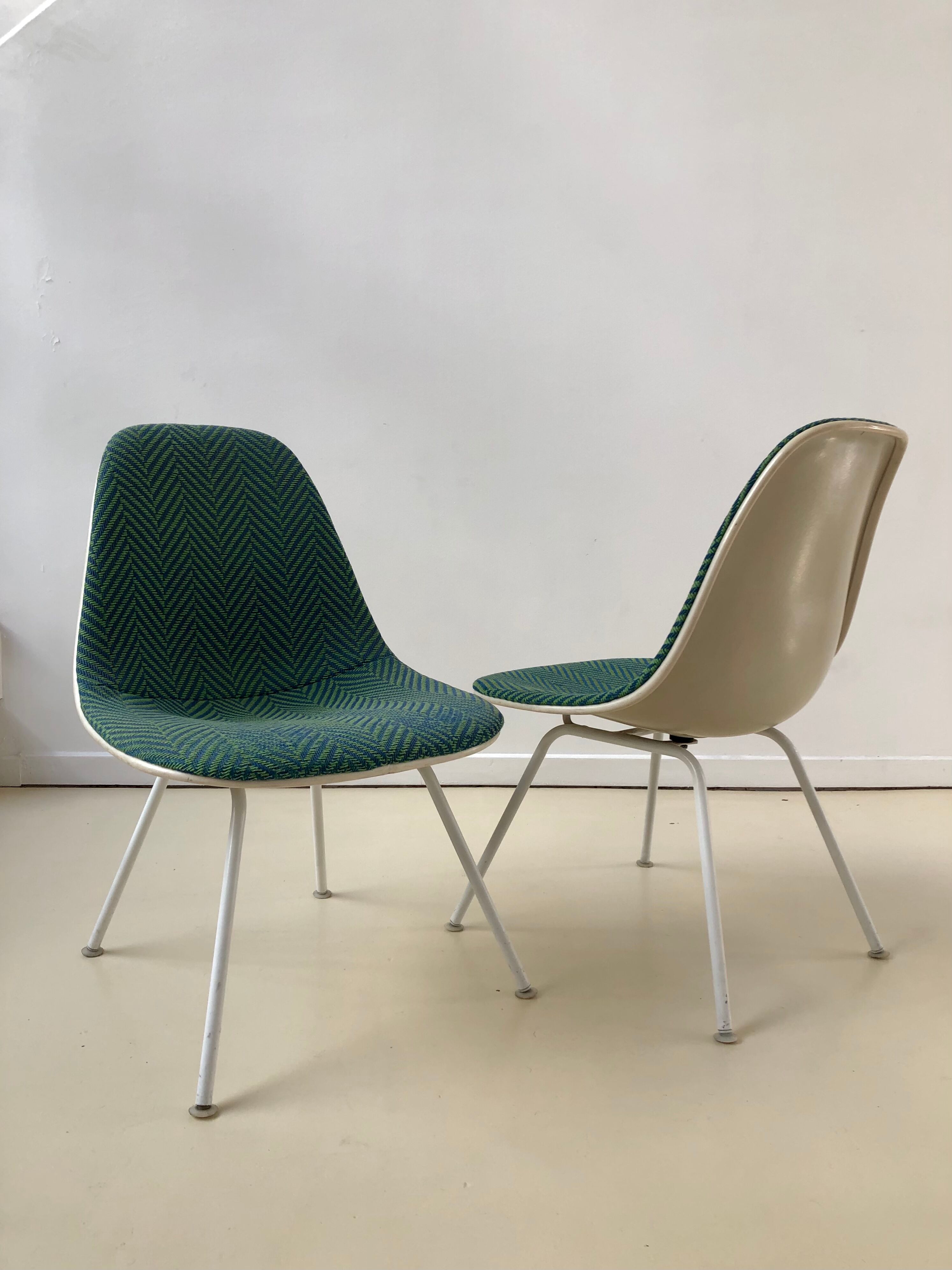 Pair of chairs low base Charles and Ray Eames, fabric Alexander Girard, ed. Herman Miller, 1970