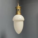 Lampe à suspension en verre opalin avec élégante monture en laiton