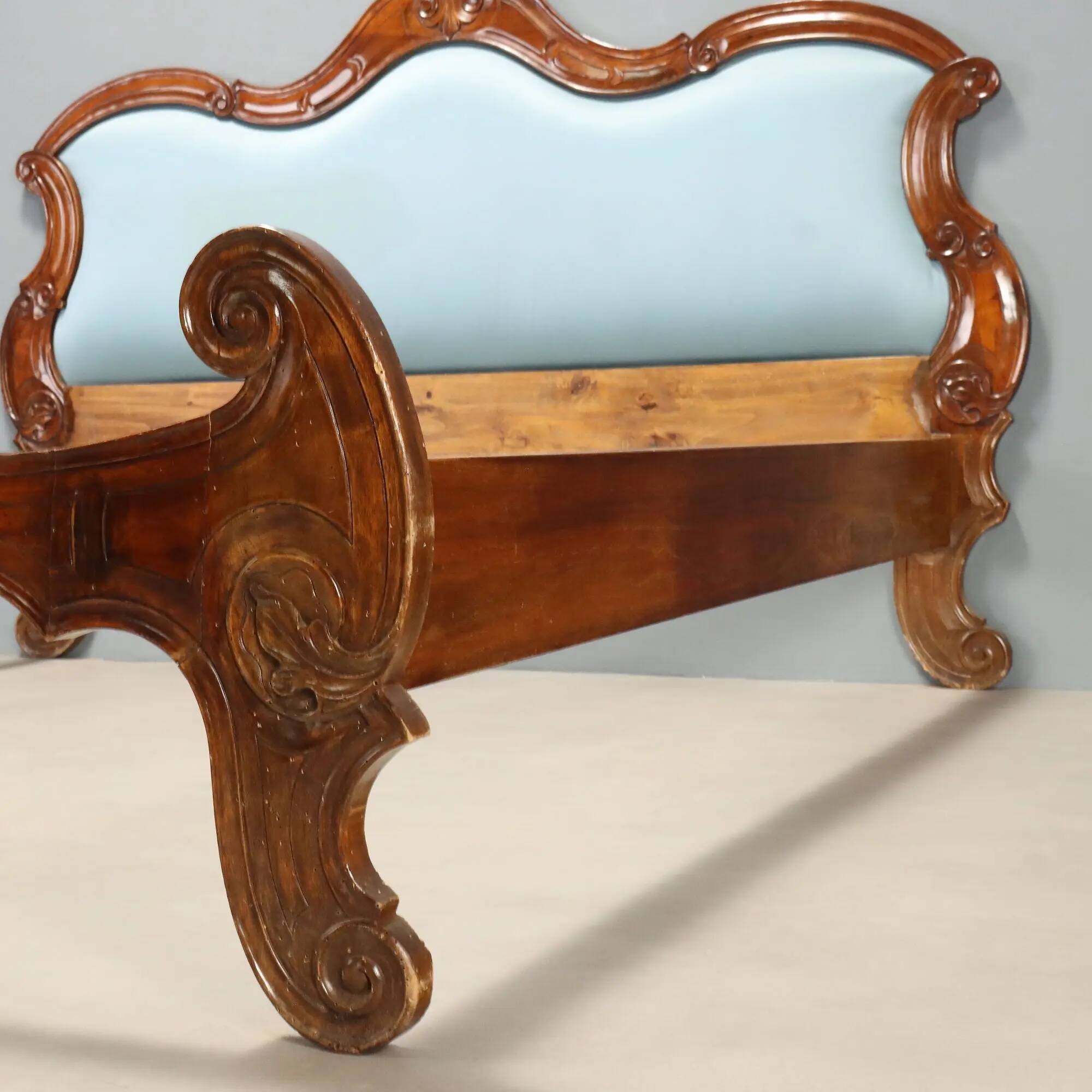 Antique Louis-Philippe bed in carved walnut, Italy, 19th century.