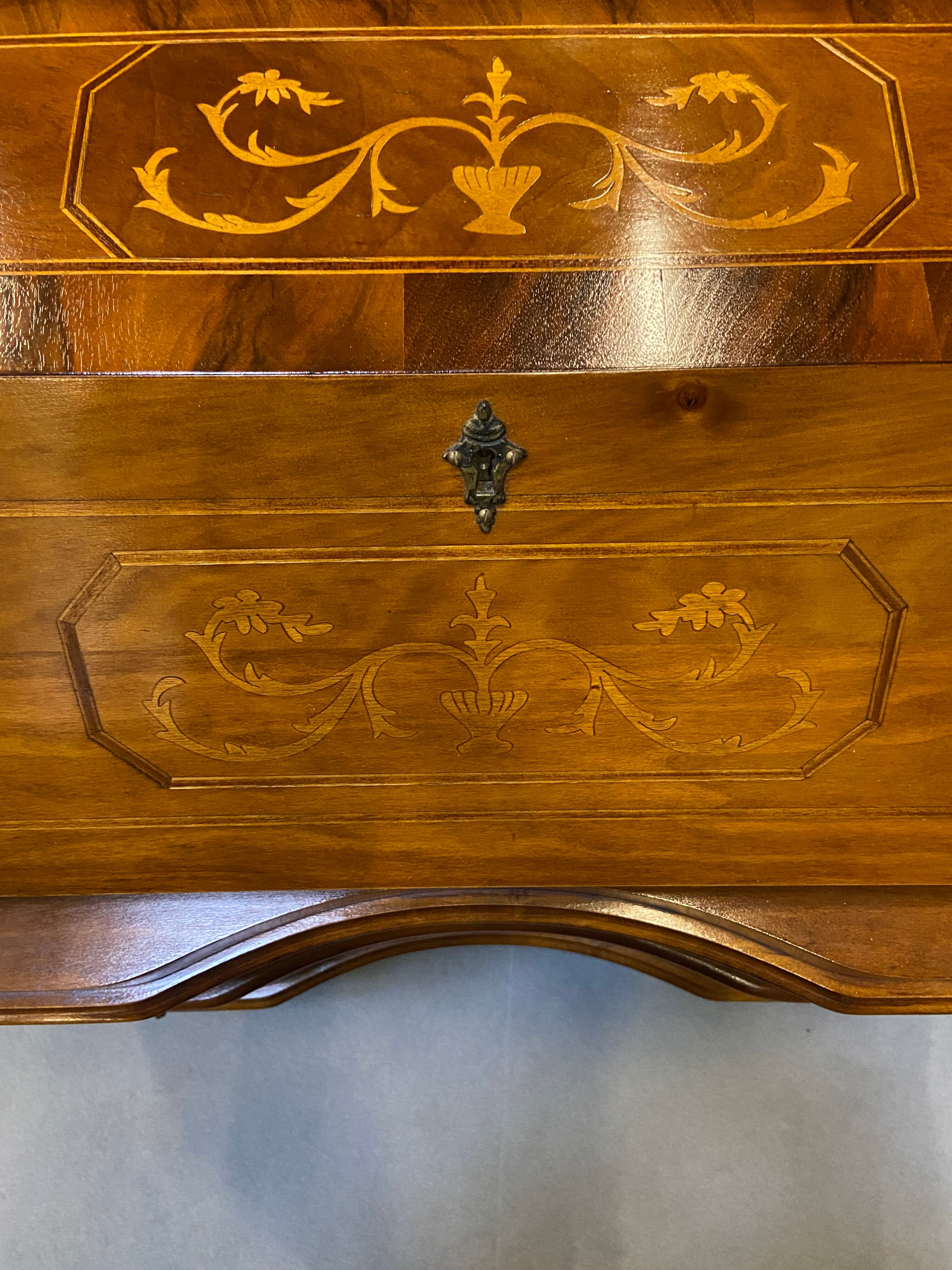 Secrétaire en bois à décor floral