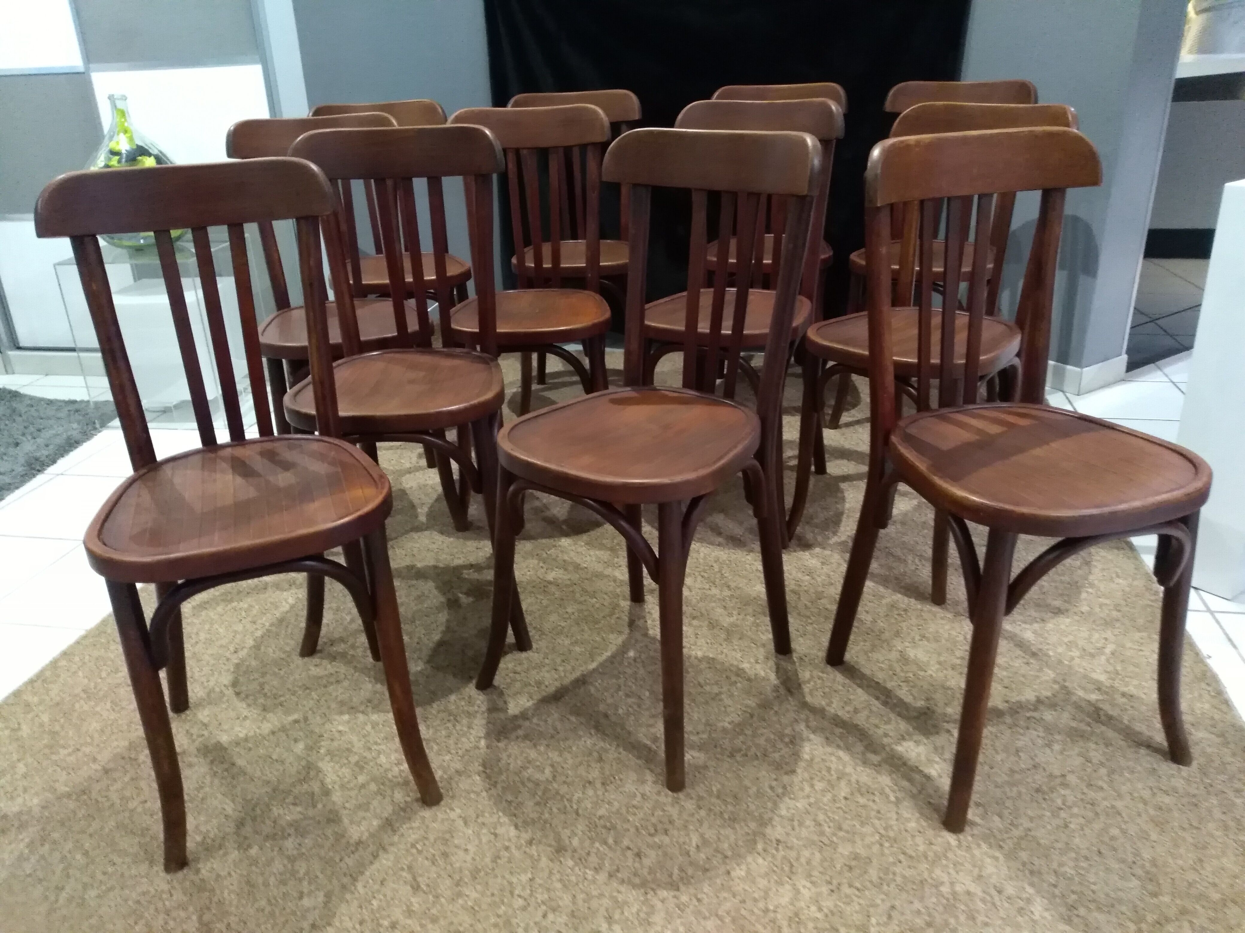 Suite  de 12 chaises de bistrot Baumann 1920