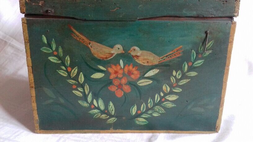 Painted wooden box "popular art", bulging lid