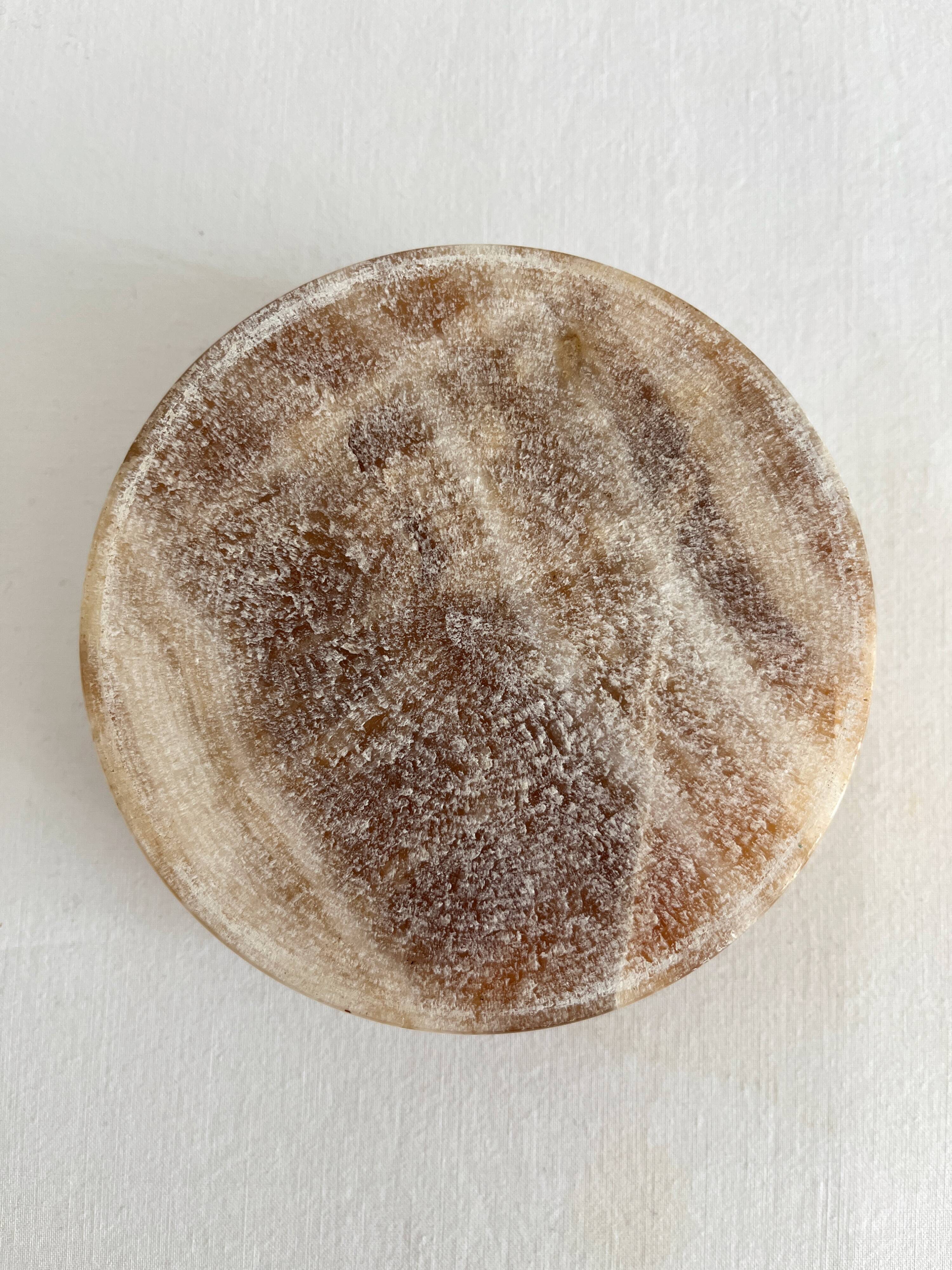 Straight round ashtray in vintage alabaster or onyx